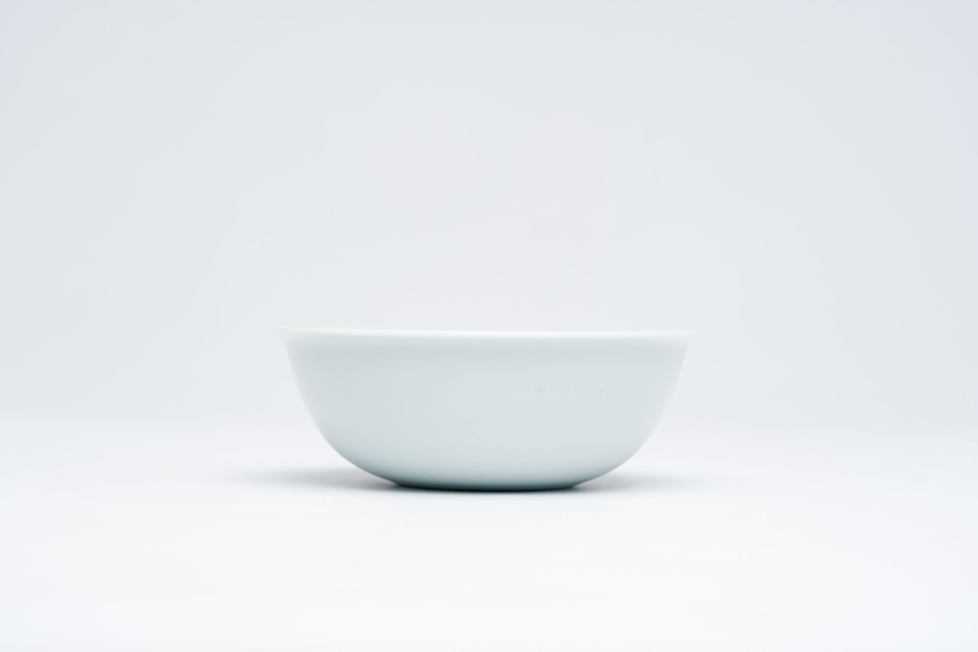 A Chinese blue and white 'dragon' bowl, Wanli mark but probably later - Image 7 of 8