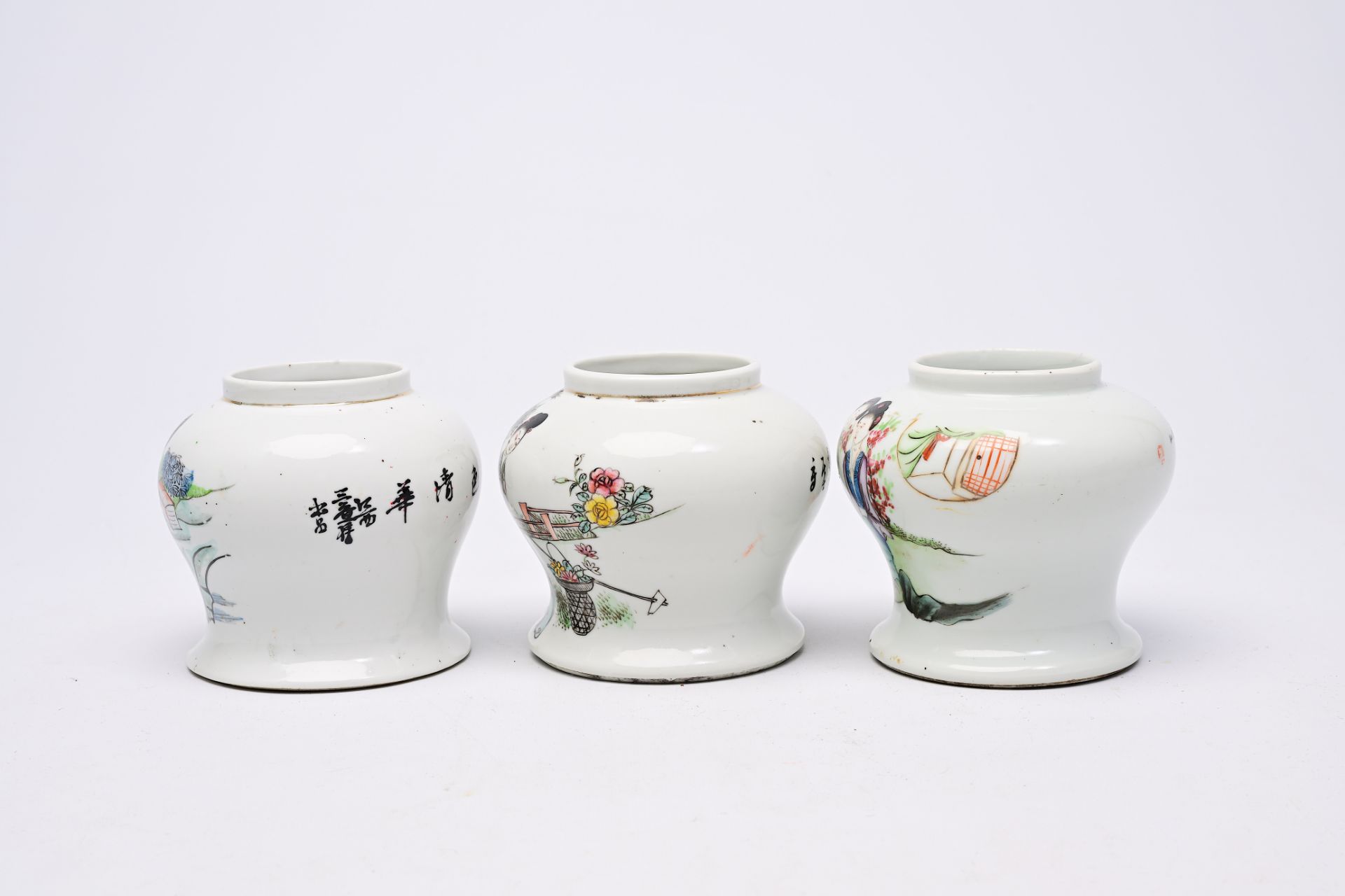 Five various Chinese famille rose and qianjiang cai jars and covers with ladies and children on a te - Bild 14 aus 28