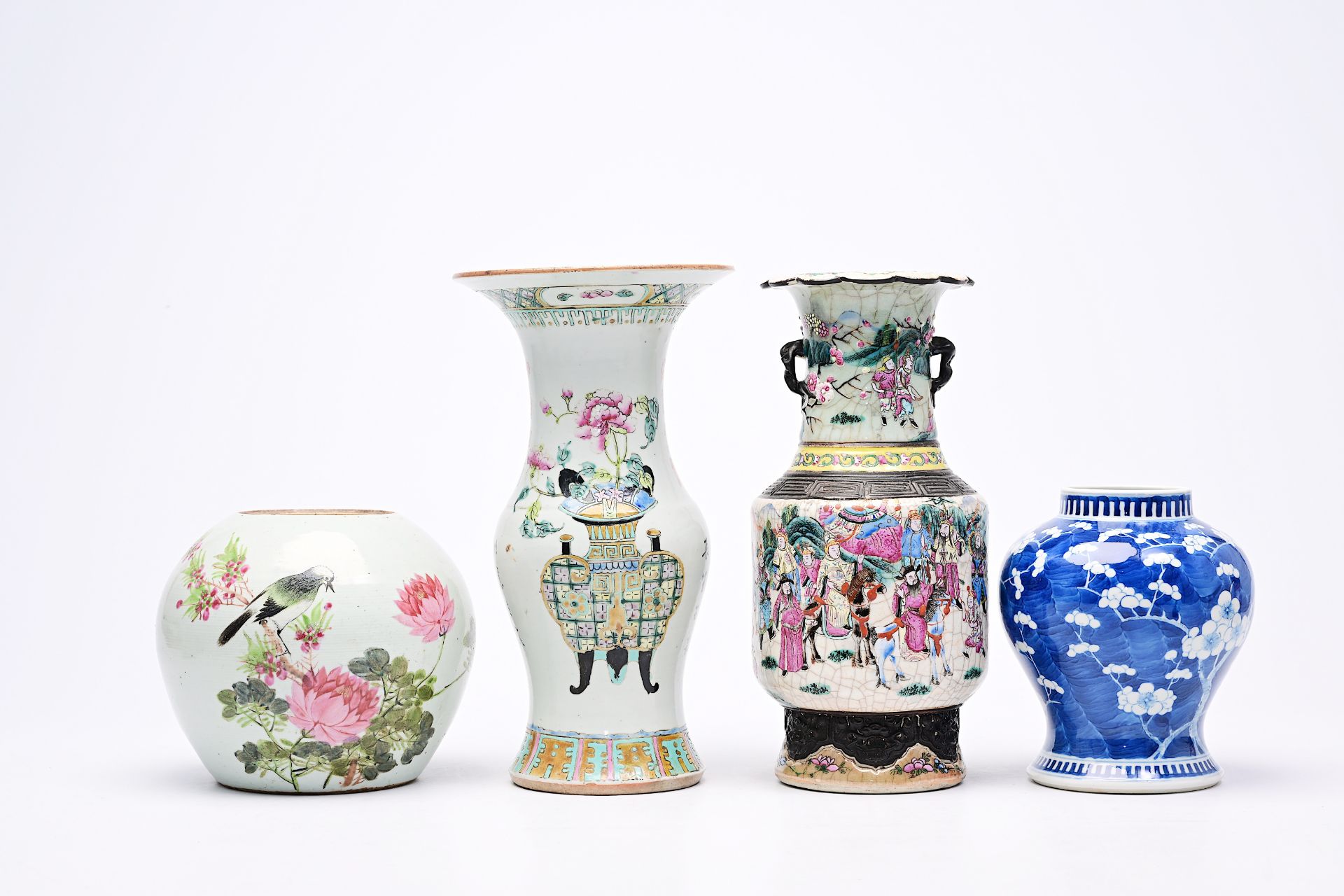 A varied collection of Chinese famille rose, verte and blue and white porcelain, 19th/20th C. - Bild 17 aus 48