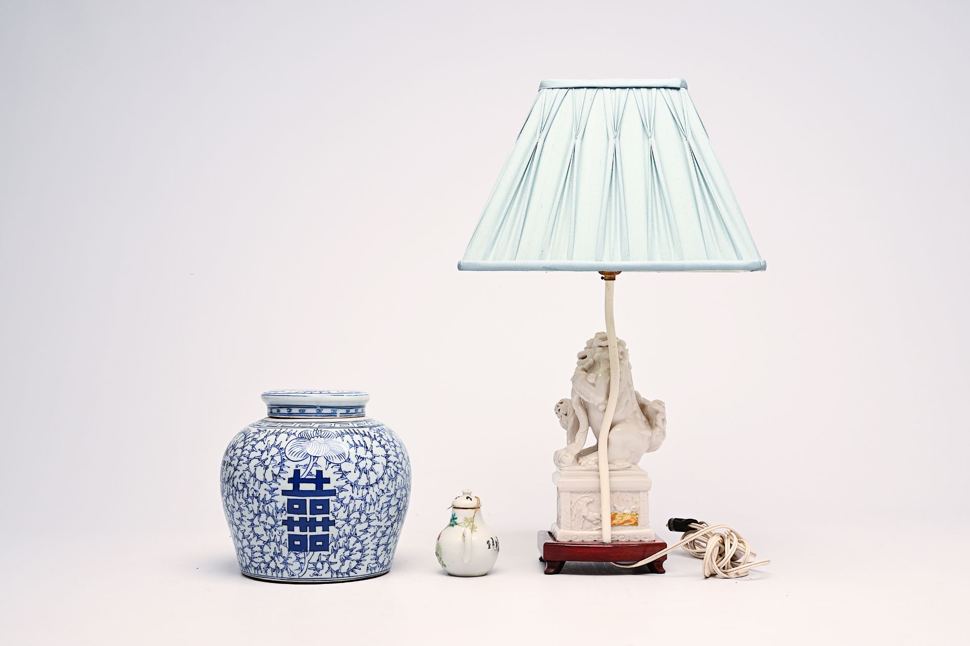 A varied collection of Chinese blue, white and blanc de Chine, Japanese Imari and Samson famille ros - Bild 2 aus 9