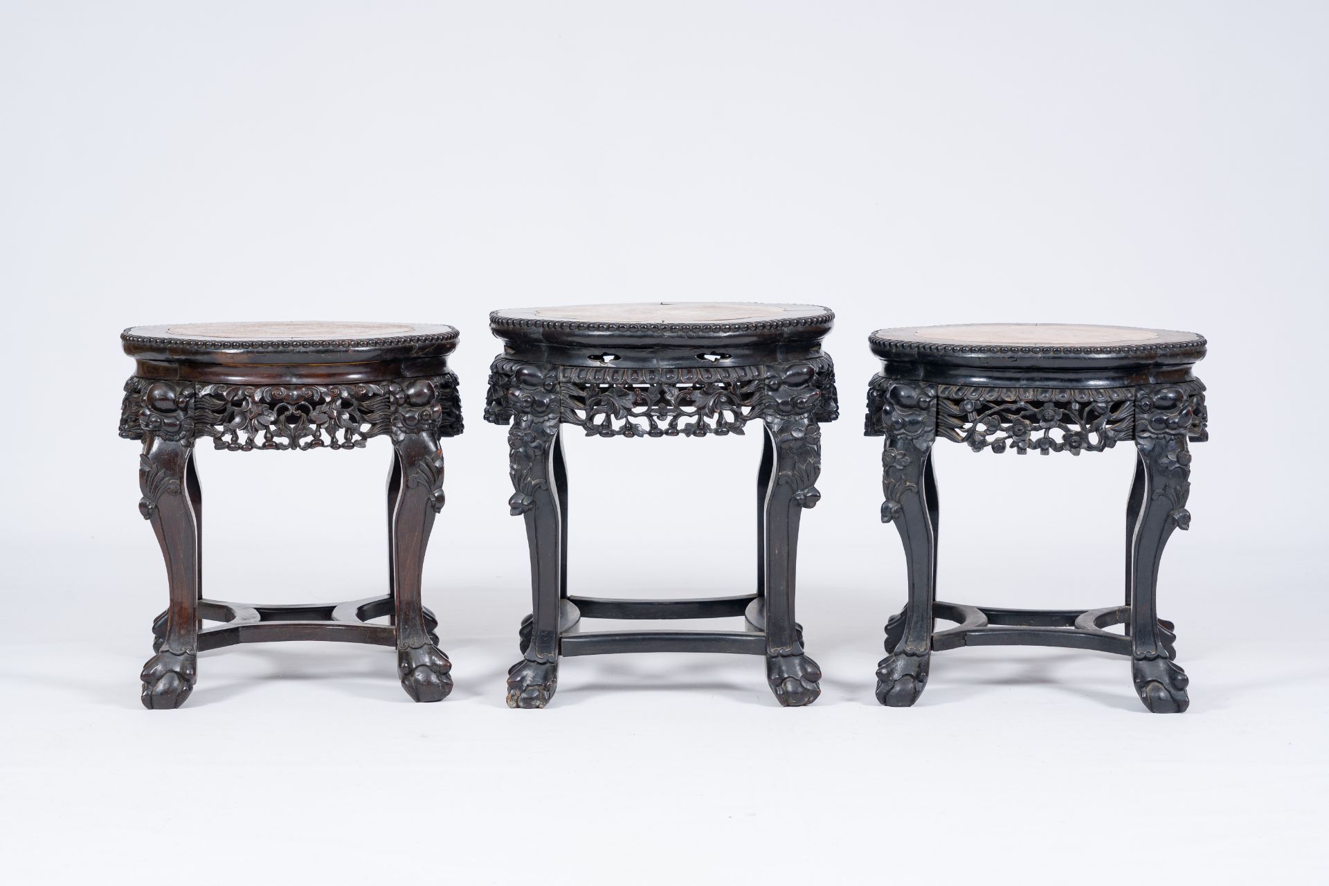 Three Chinese reticulated hardwood stands with marble tops, 19th/20th C. - Bild 3 aus 7