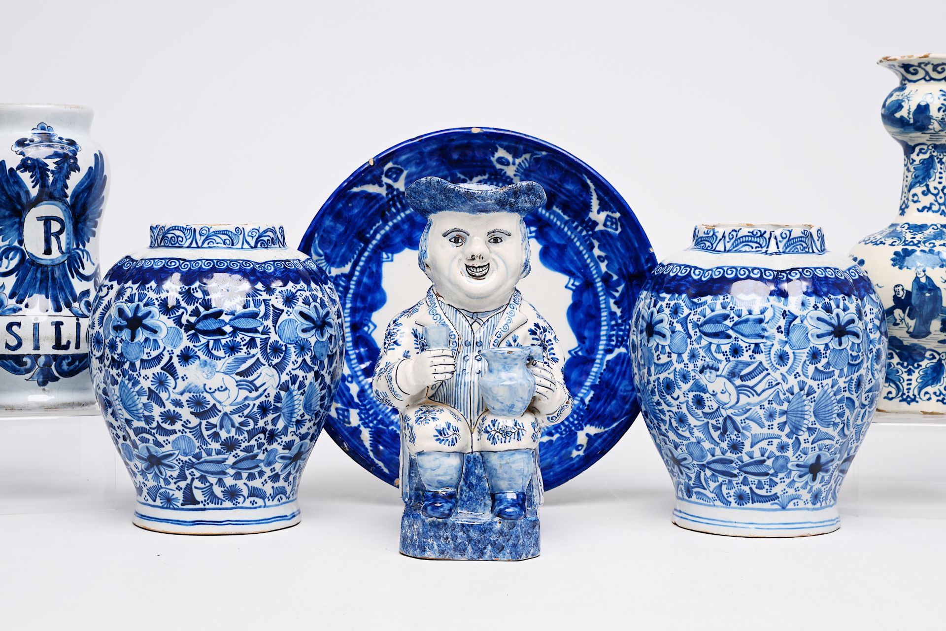 A varied collection of blue, white and polychrome earthenware items, Delft, France and Spain, 18th/1 - Image 3 of 18
