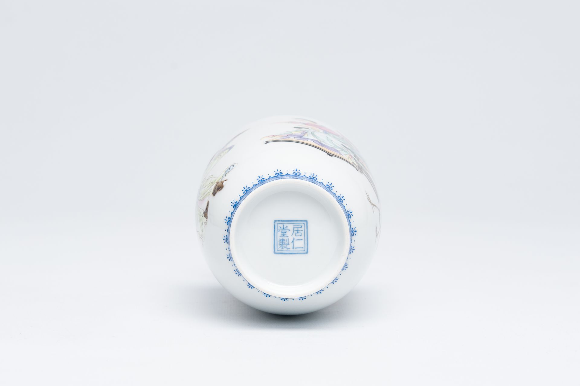 A Chinese famille rose eggshell porcelain vase, Jurentang mark, 20th C. - Bild 14 aus 14