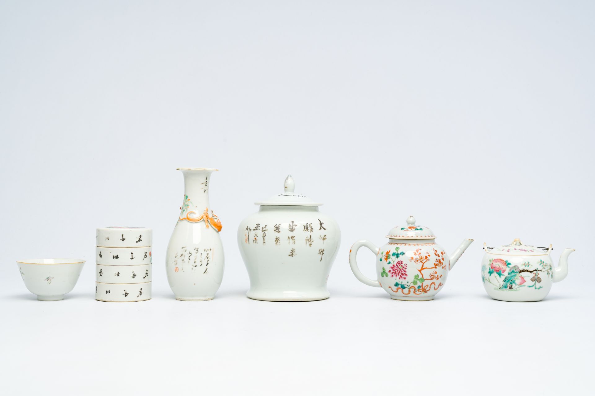 A varied collection of Chinese famille rose and iron-red porcelain with Buddhist lions and floral de - Image 4 of 11