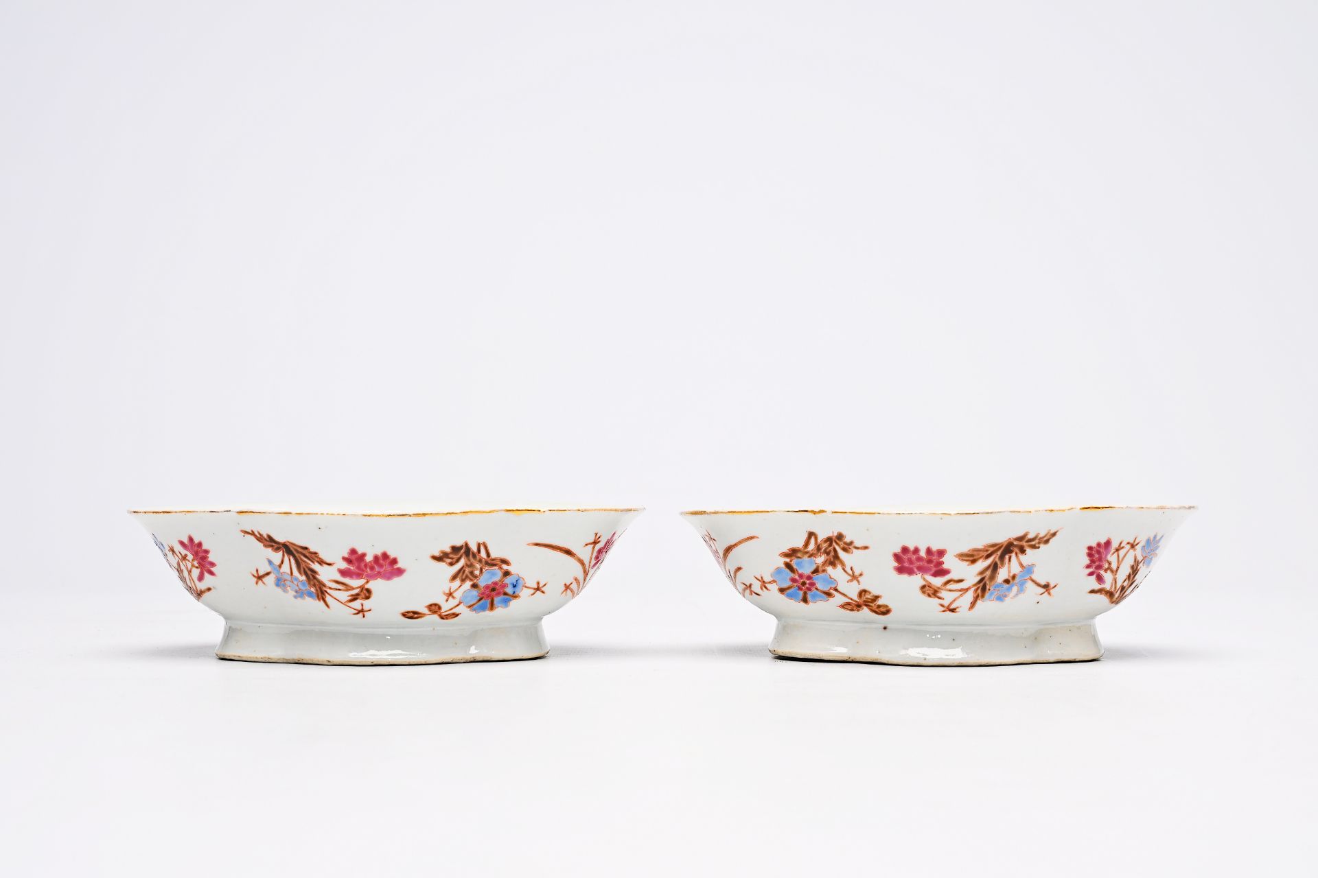 A pair of Chinese lobed famille rose bowls with floral design, 19th C. - Bild 20 aus 24