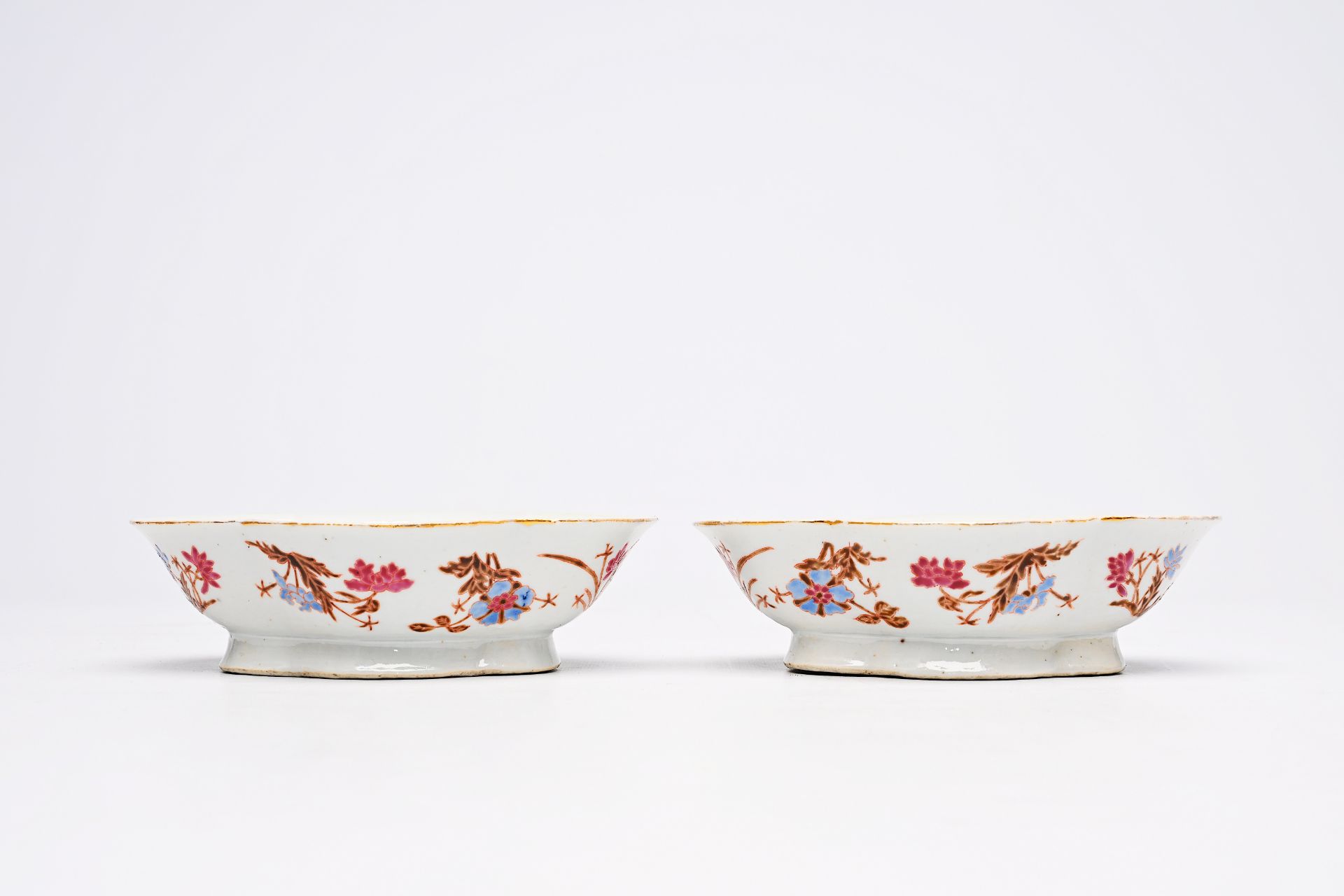 A pair of Chinese lobed famille rose bowls with floral design, 19th C. - Image 20 of 24