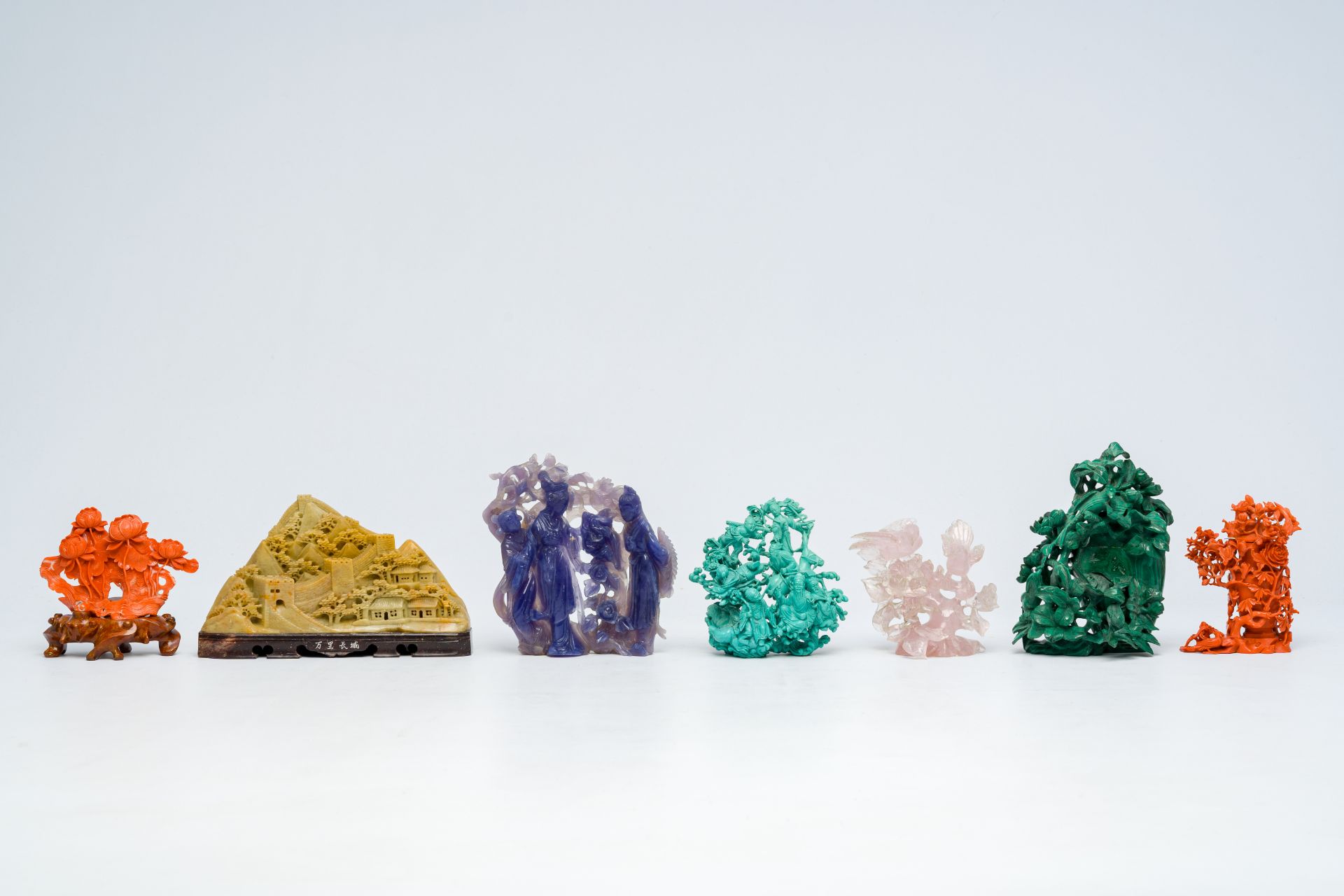 Seven various Chinese sculptures in red coral, lapis lazuli, malachite, quartz and soapstone, 19th/2 - Image 2 of 9