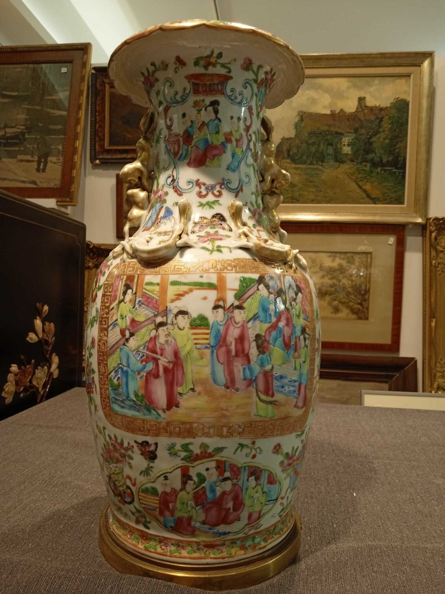 Two Chinese Canton famille rose vases with palace scenes, one of which mounted as a lamp, 19th C. - Bild 36 aus 46