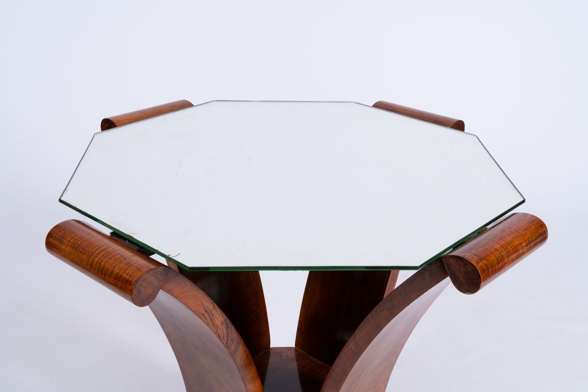An octagonal veneered wood Art Deco side table with a mirror top, 20th C. - Image 5 of 8