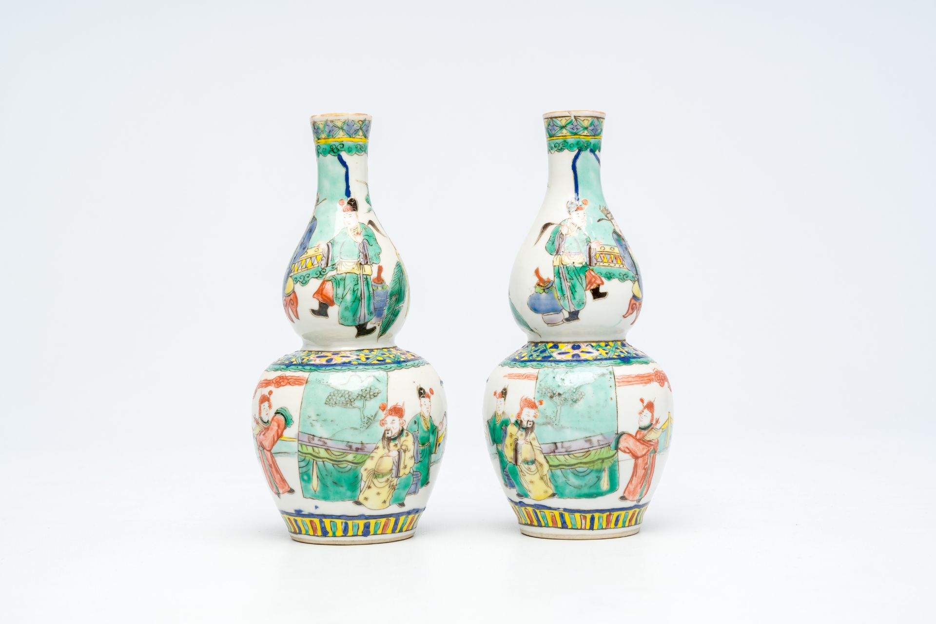A pair of Chinese famille verte double gourd vases and a plate, 19th C. - Image 8 of 17
