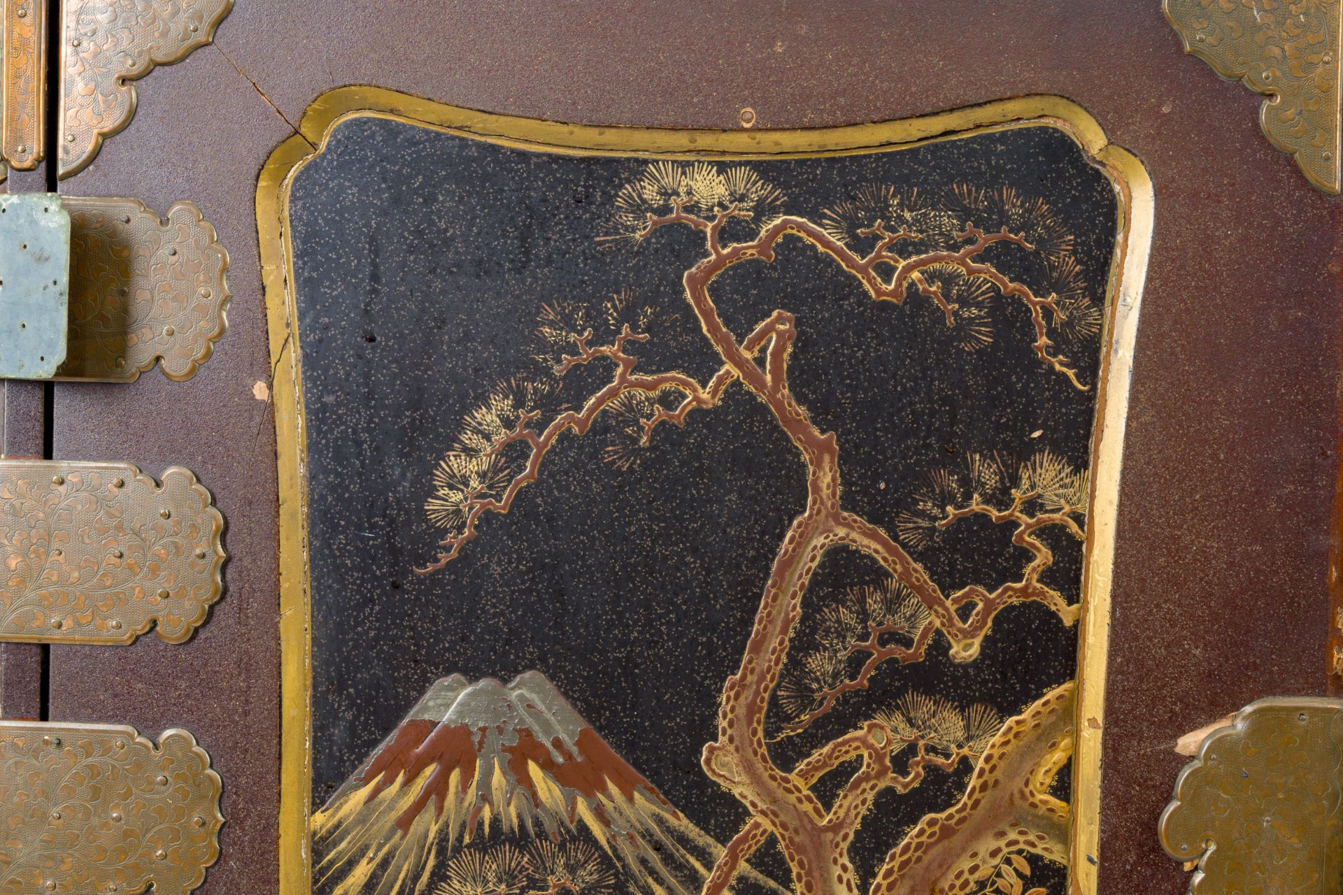 A Japanese lacquer cabinet on mother-of-pearl-inlaid stand, Meiji, 19th C. - Bild 5 aus 14