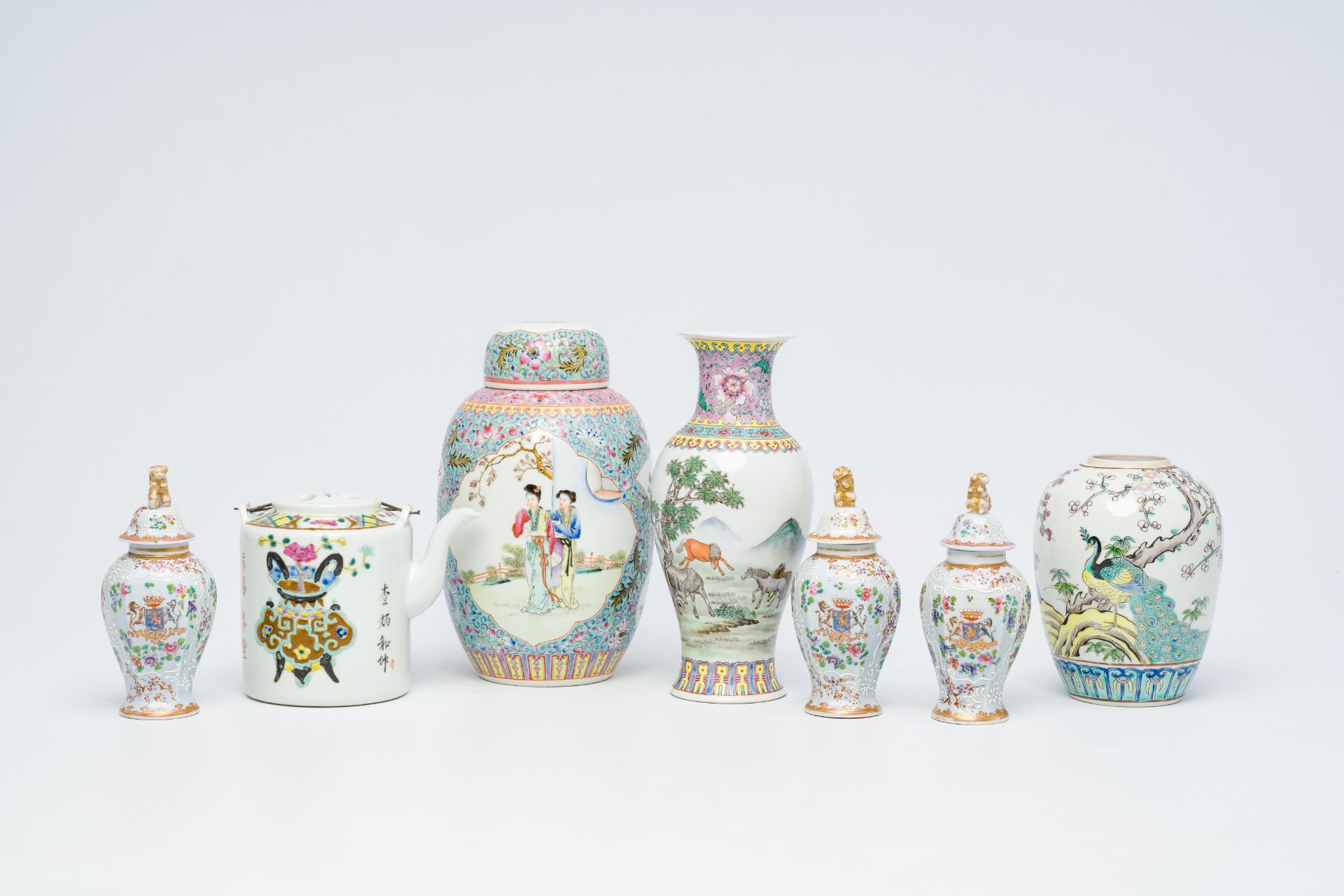 A varied collection of Chinese famille rose porcelain and three French Samson famille rose style 'ar - Bild 2 aus 17