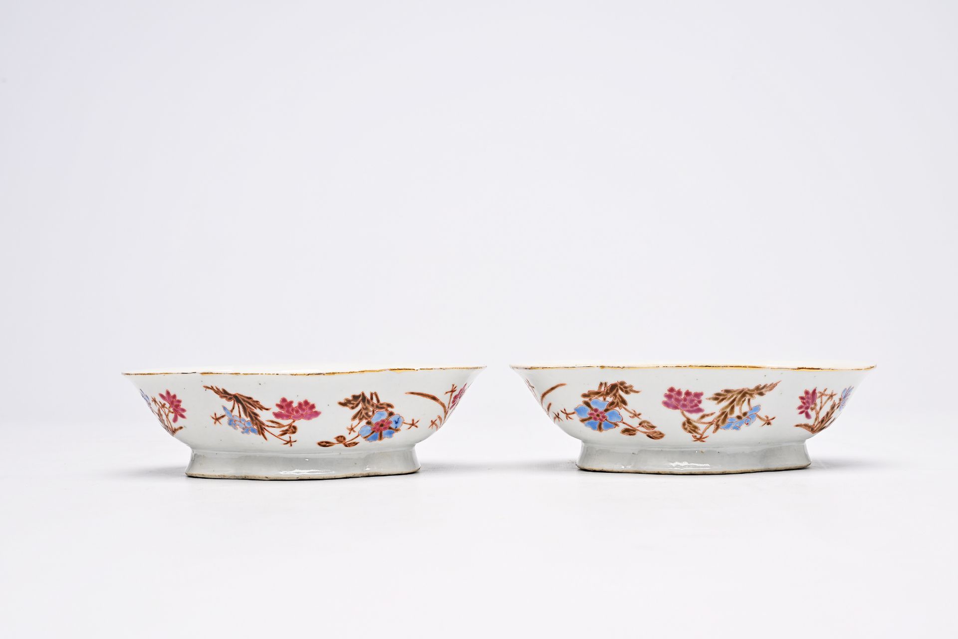 A pair of Chinese lobed famille rose bowls with floral design, 19th C. - Bild 7 aus 24