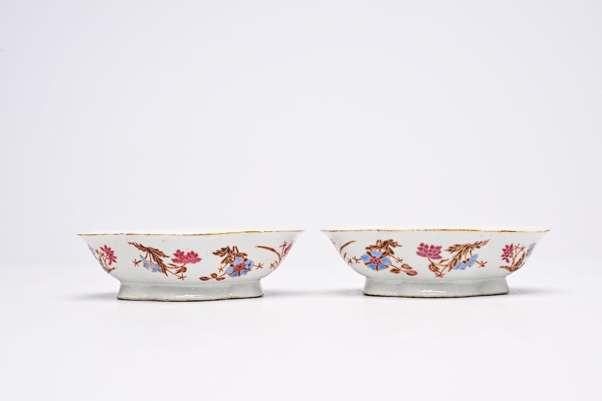 A pair of Chinese lobed famille rose bowls with floral design, 19th C. - Image 7 of 24