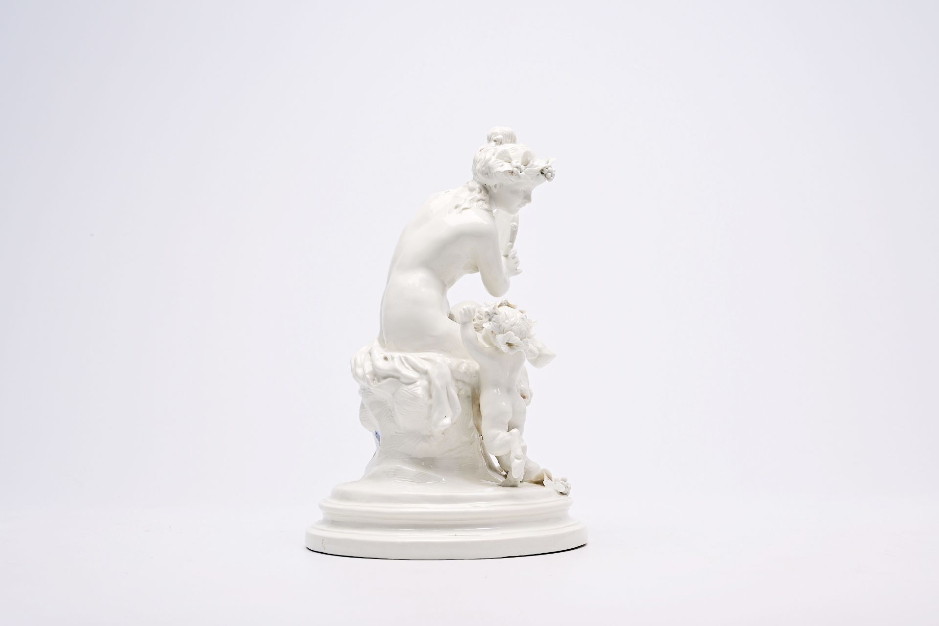 Clodion (1738-1814, after): An Italian playful porcelain group with music-making and dancing satyrs, - Bild 7 aus 14