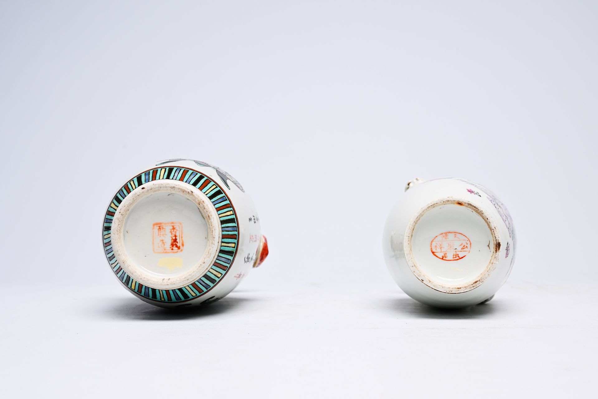 Two Chinese famille rose vases and three cases with ink stones, 19th/20th C. - Image 15 of 29