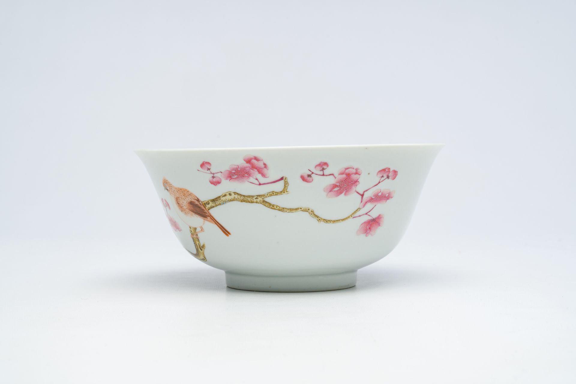 A Chinese famille rose bowl with birds among blossoming branches, Yongzheng mark, Republic - Bild 5 aus 14