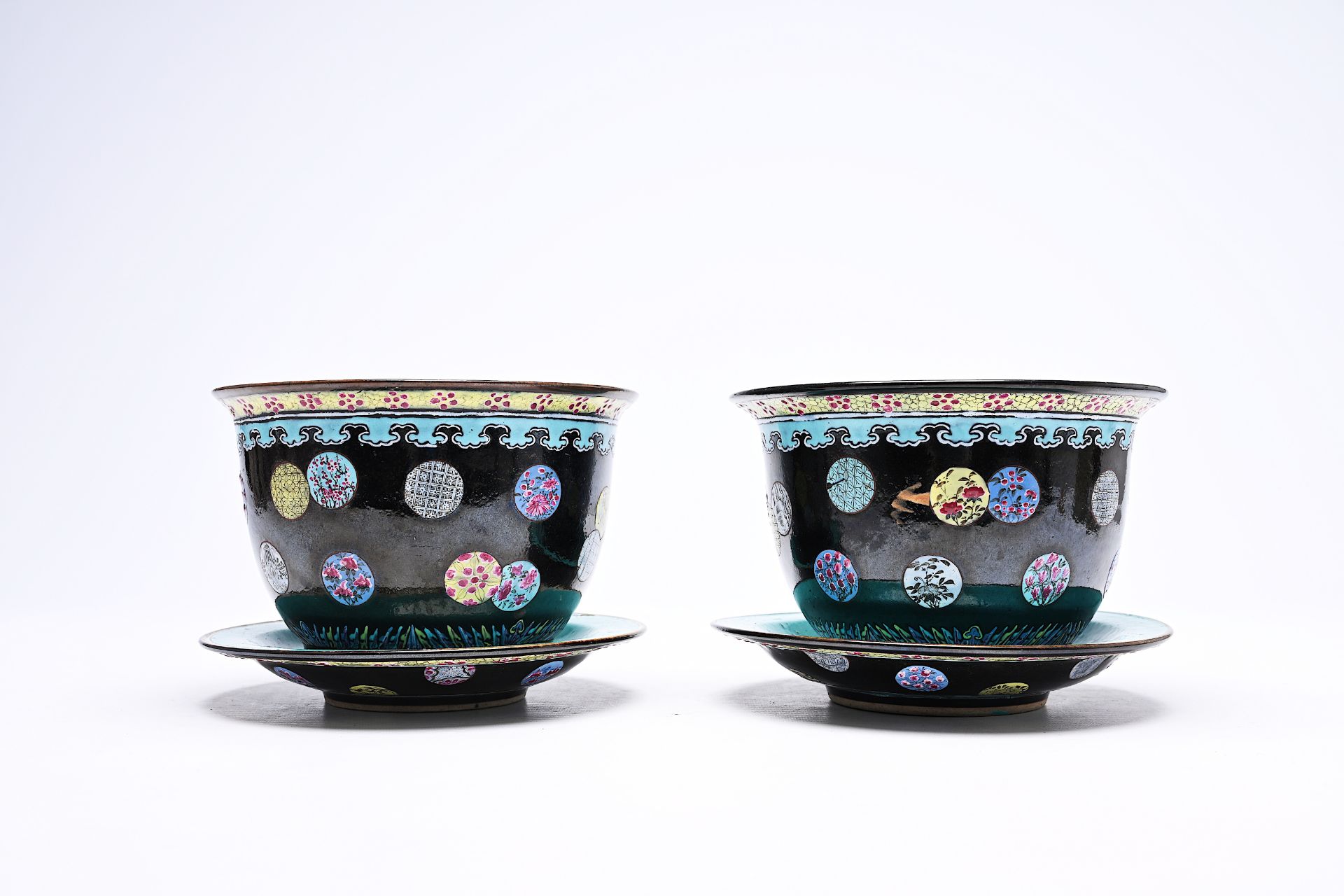 A pair of Chinese famille rose black ground jardinieres on stand with floral design, Kangxi mark, 19 - Bild 6 aus 14