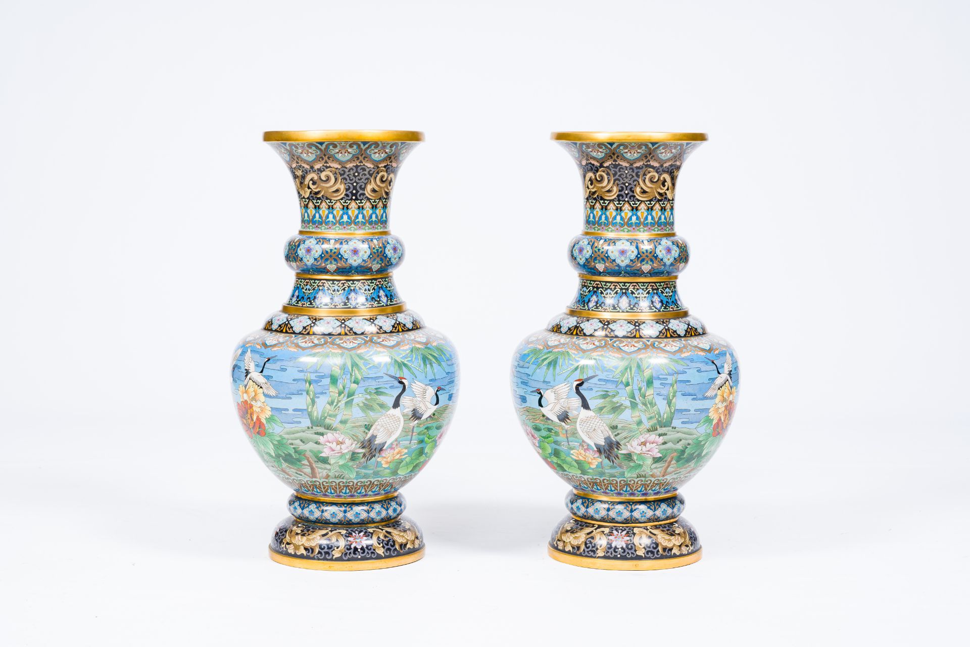A pair of large Chinese cloisonne 'cranes' vases, 20th C. - Image 3 of 10