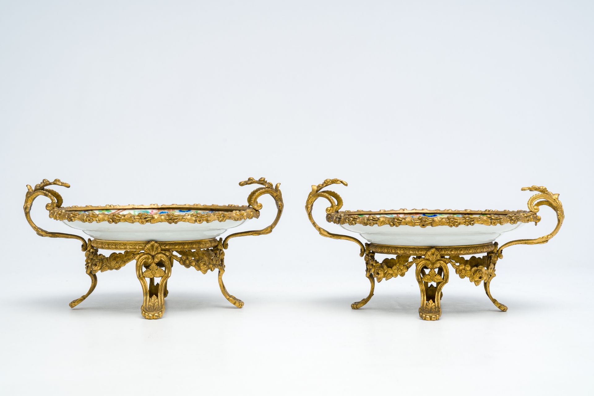 Two Chinese Canton famille rose gilt bronze mounted plates with figures on a terrace, 19th C. - Bild 4 aus 7