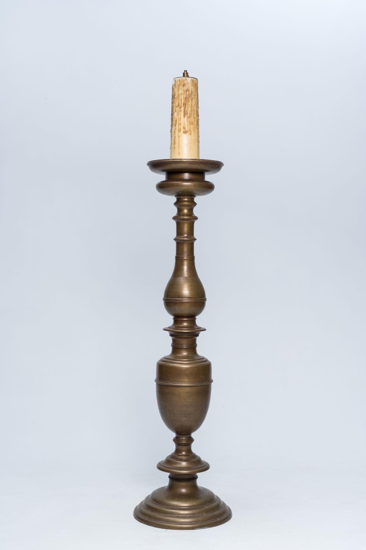A large Italian bronze candlestick mounted as a lamp, 19th C. - Bild 2 aus 7