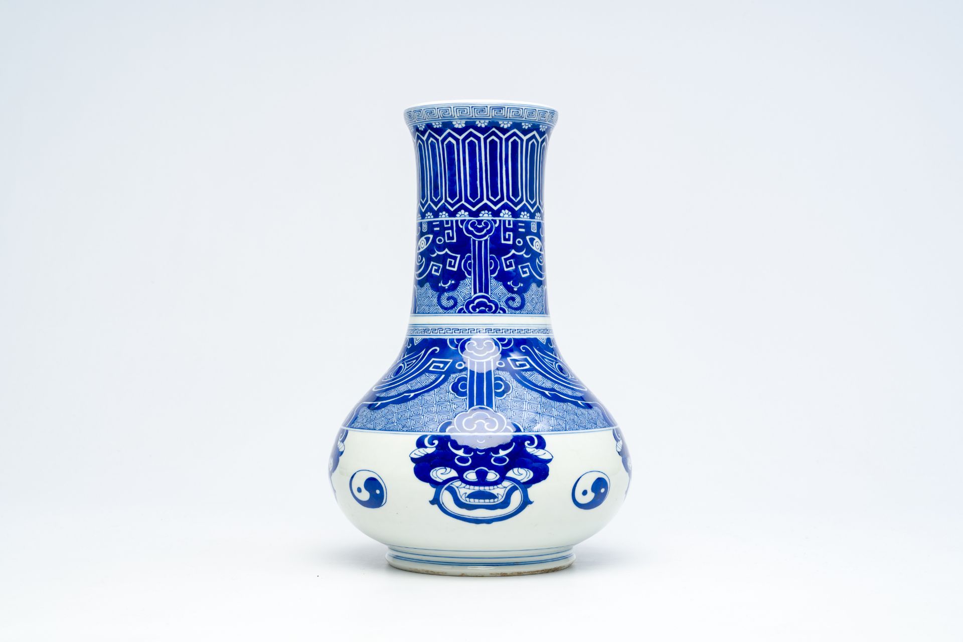 A Chinese peer-shaped blue and white 'taotie masks' vase, 20th C. - Image 4 of 6