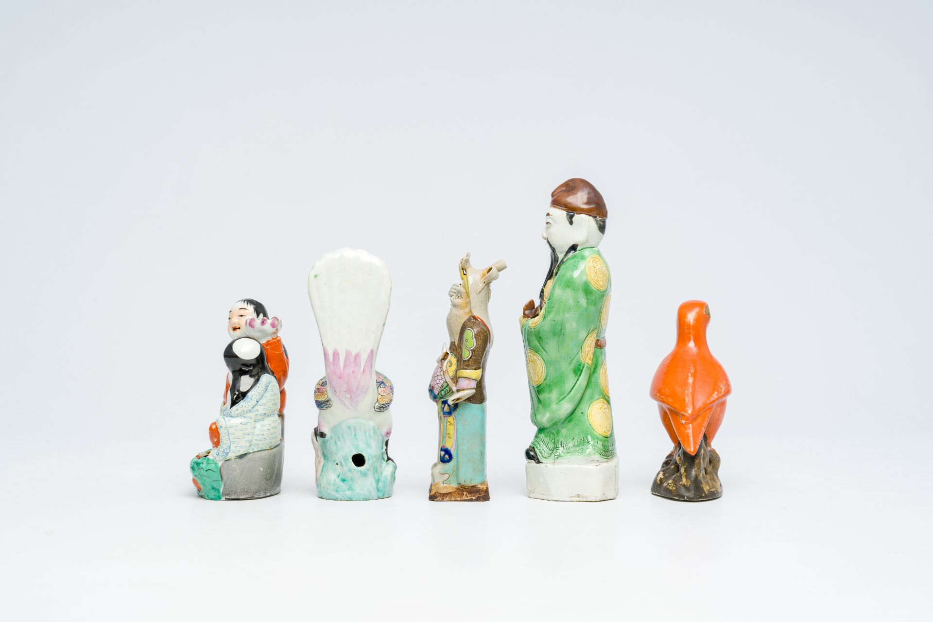 Five various Chinese famille rose and polychrome porcelain figures, 19th/20th C. - Bild 5 aus 7