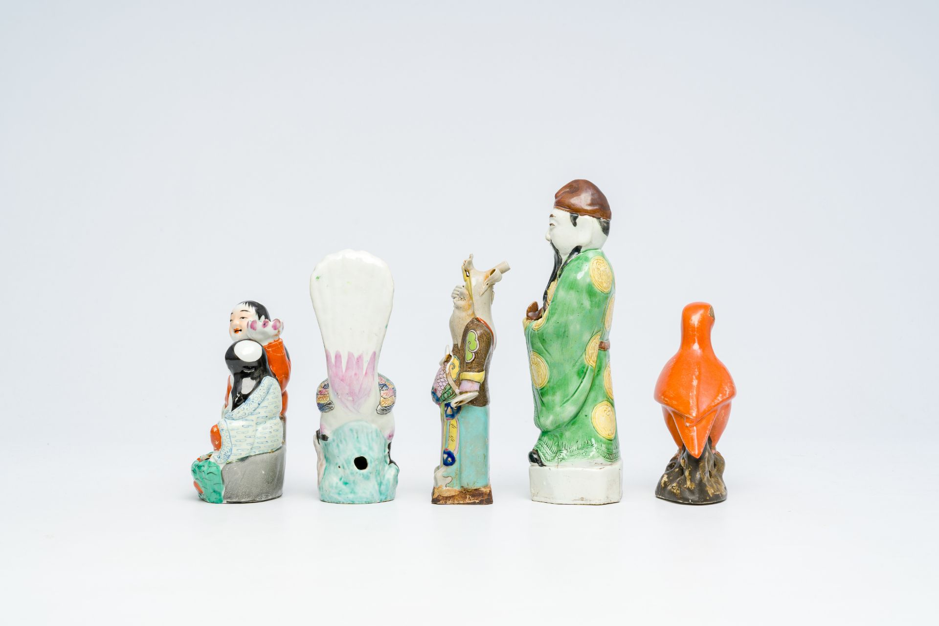 Five various Chinese famille rose and polychrome porcelain figures, 19th/20th C. - Image 5 of 7