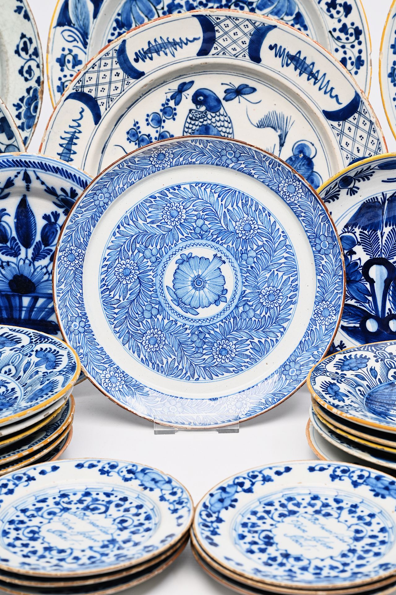 Twenty-six Dutch Delft blue and white dishes and plates, 18th C. - Image 6 of 10