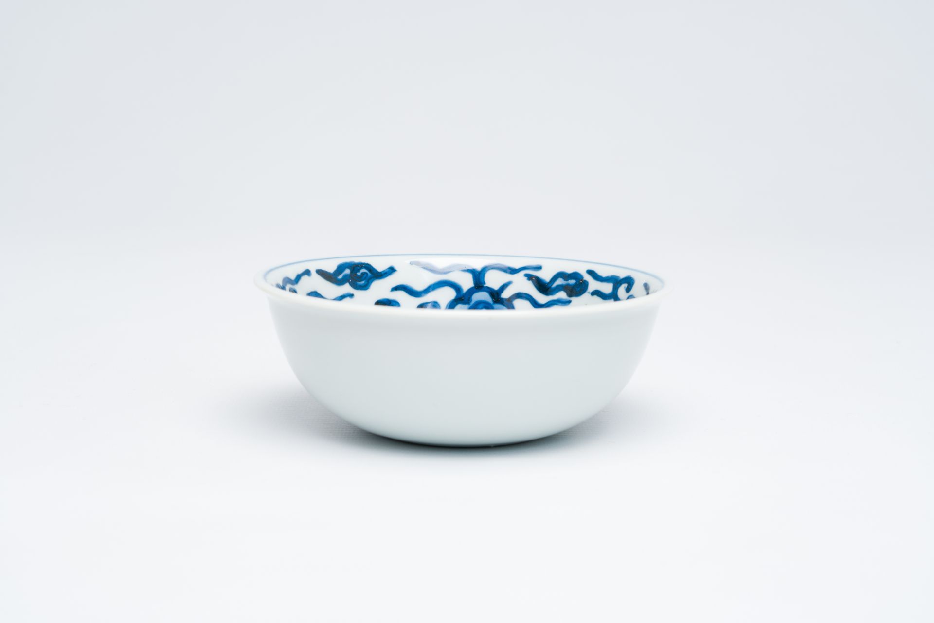 A Chinese blue and white 'dragon' bowl, Wanli mark but probably later - Bild 4 aus 8