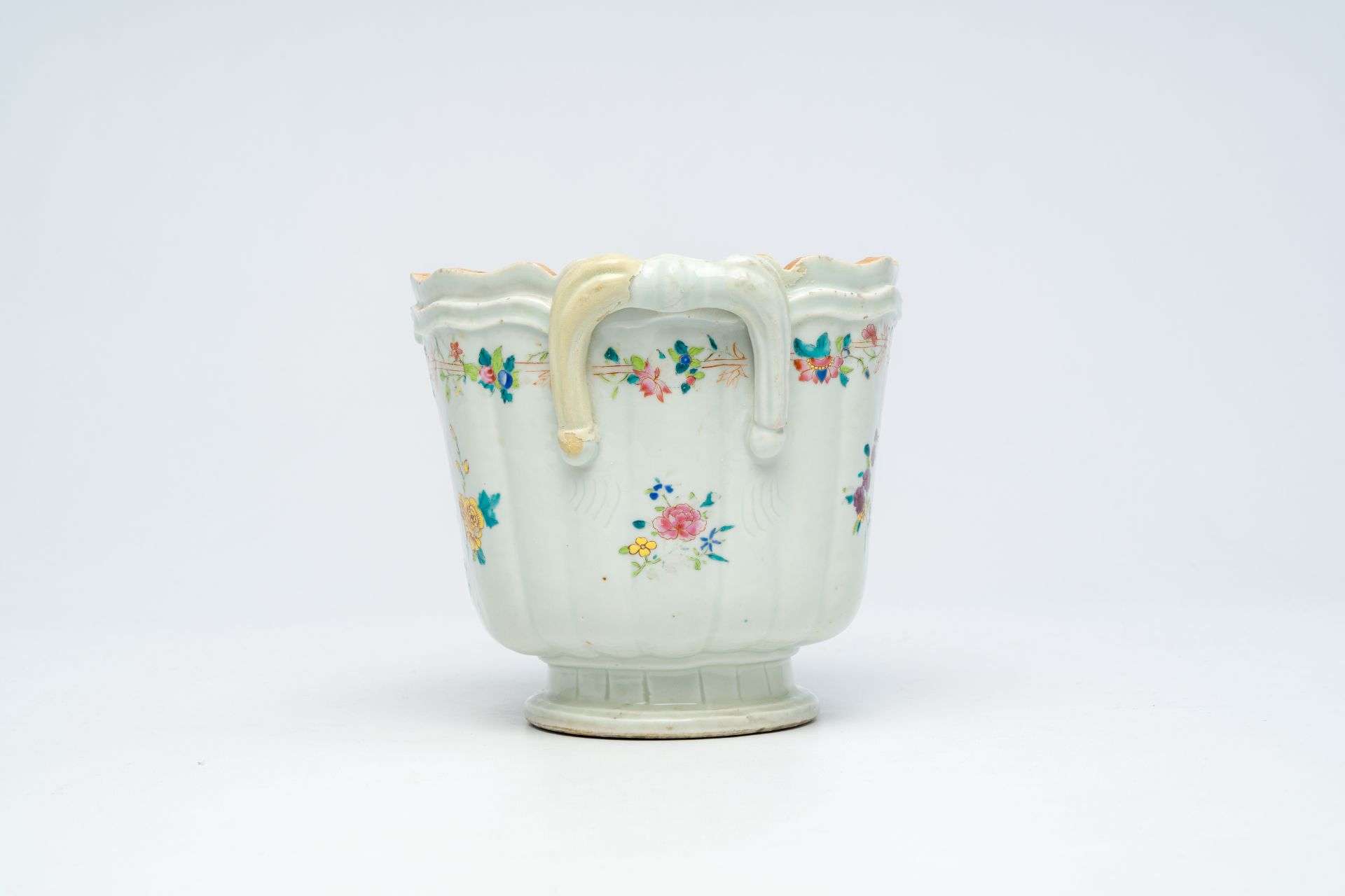 A Chinese famille rose armorial wine cooler for the English market, Qianlong - Image 5 of 7