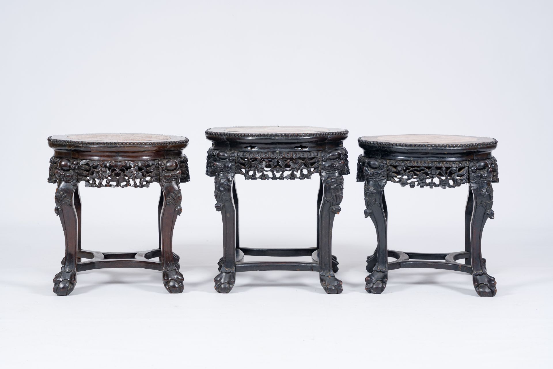 Three Chinese reticulated hardwood stands with marble tops, 19th/20th C. - Bild 4 aus 7