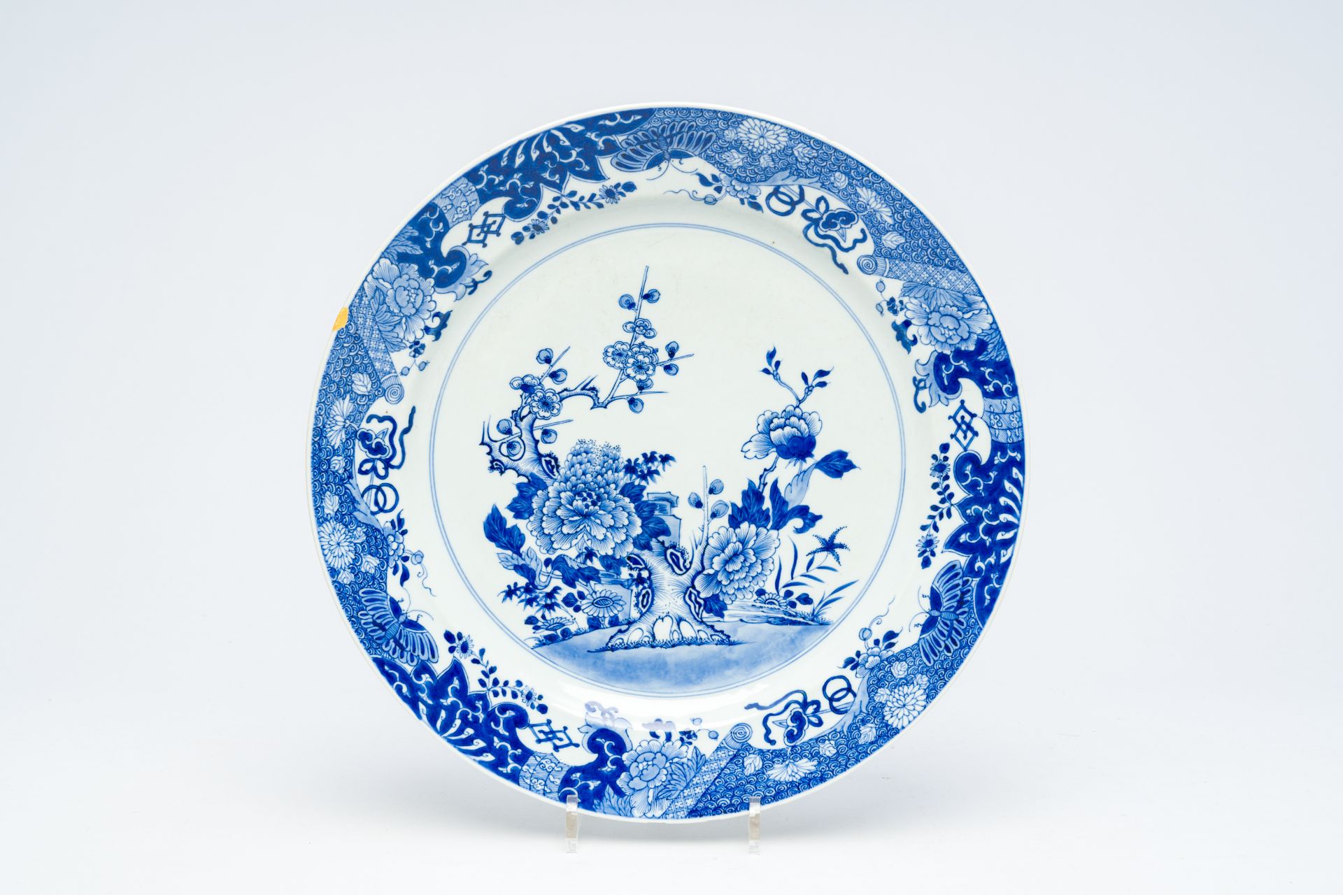 A varied collection of Chinese porcelain, Qianlong and later - Image 2 of 9