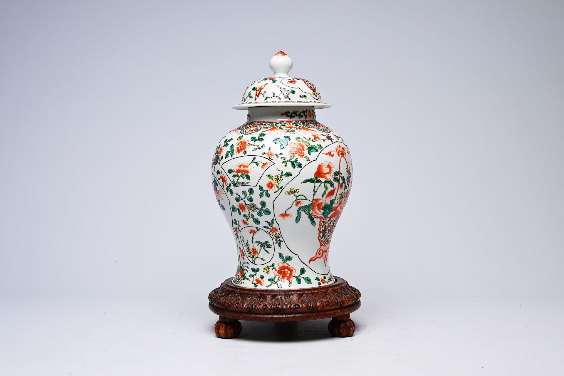 A Chinese famille verte 'flower basket' vase and cover, Kangxi mark, 19th C. - Bild 3 aus 7