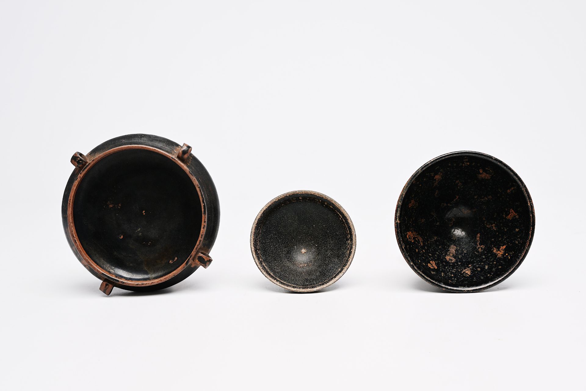 A Chinese black-glazed censer and two tea bowls, Song or later - Image 6 of 7