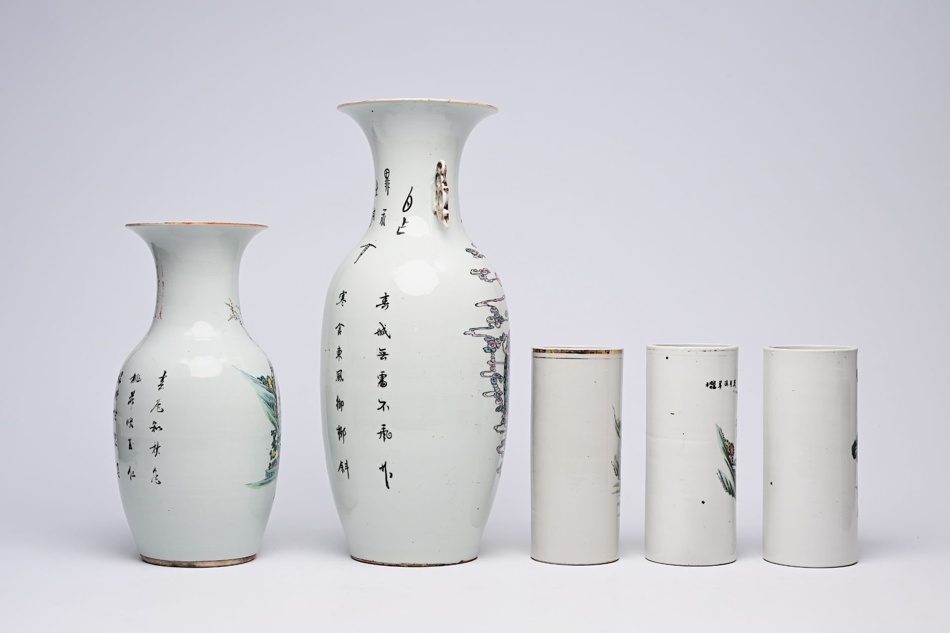 Five Chinese famille rose and qianjiang cai vases and hat stands with figurative design, 19th/20th C - Bild 8 aus 14