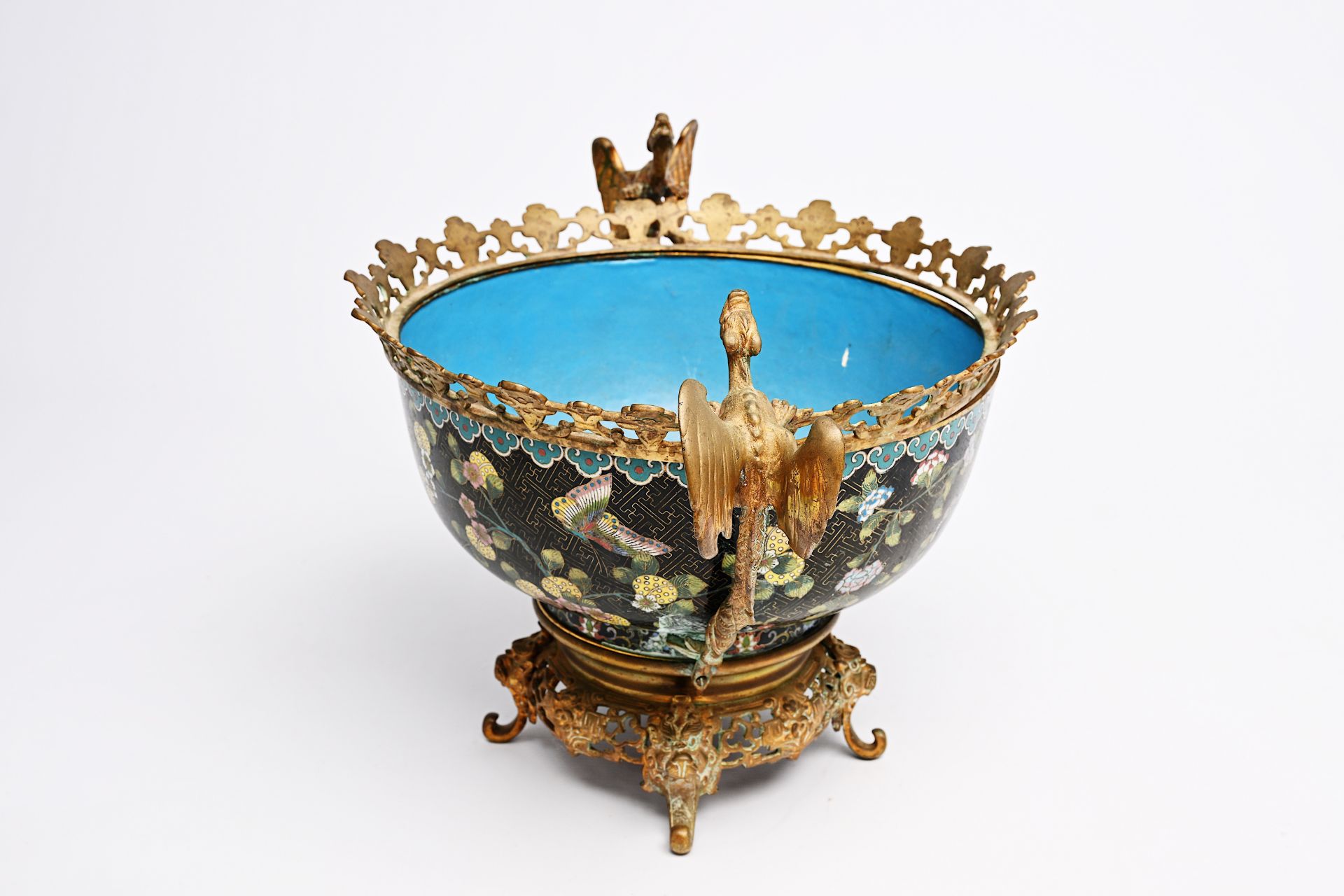 A Chinese cloisonne bowl and a jardiniere with gilt metal mounts, 19th C. - Image 5 of 11
