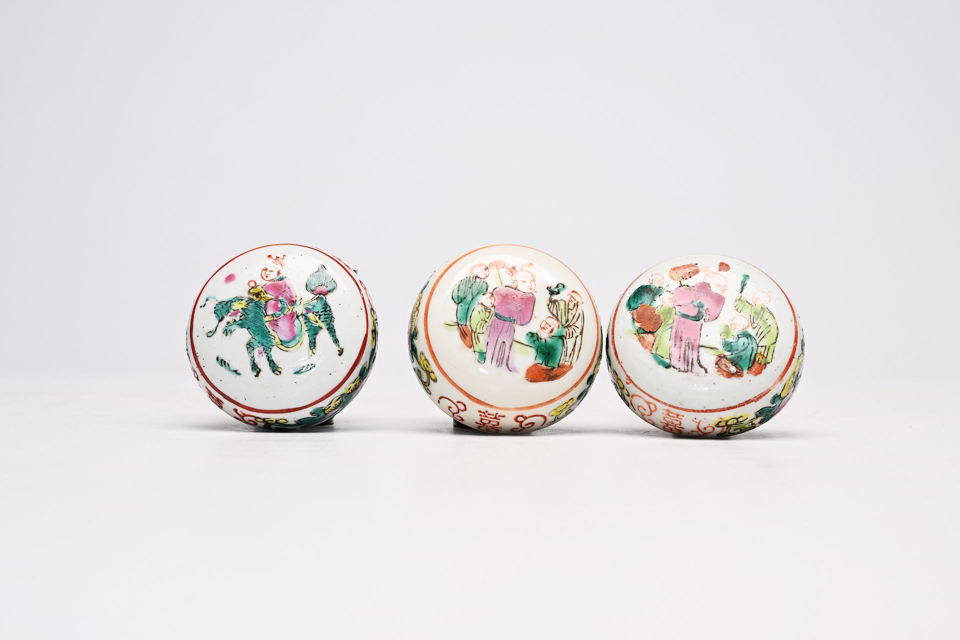 A varied collection of Chinese famille rose and qianjiang cai porcelain, 19th/20th C. - Bild 56 aus 58