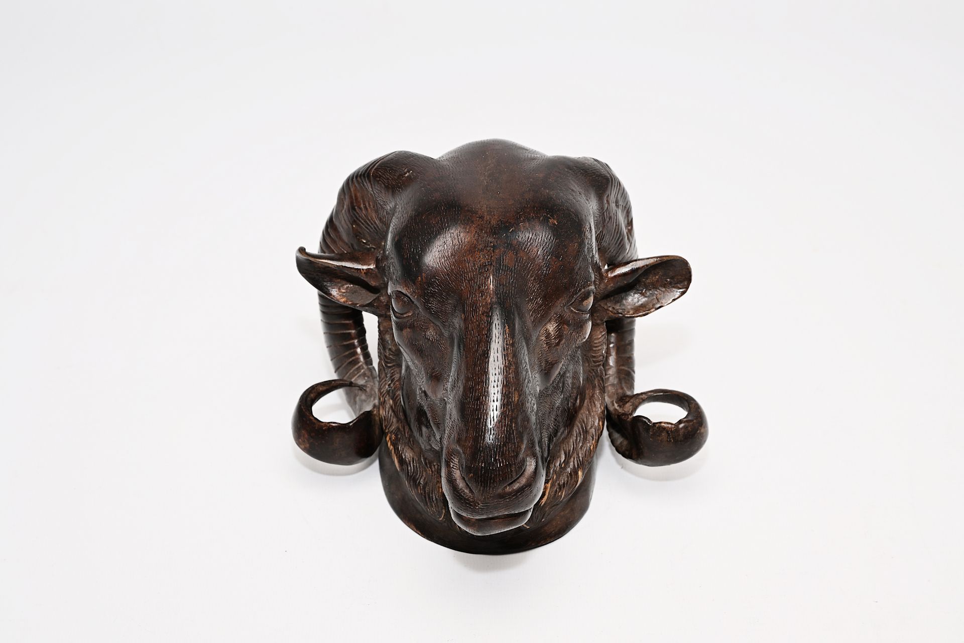 Six bronze mortars, five stampers and a patinated cast iron ram's head, 16th C. and later - Bild 14 aus 16