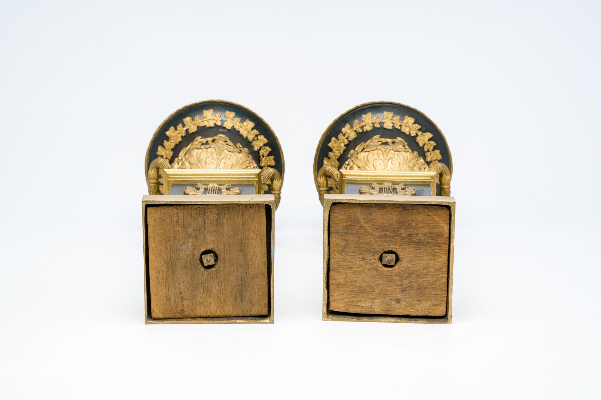 A pair of French patinated and gilt bronze 'Campana' urns in the style of Thomire, 19th/20th C. - Image 7 of 7