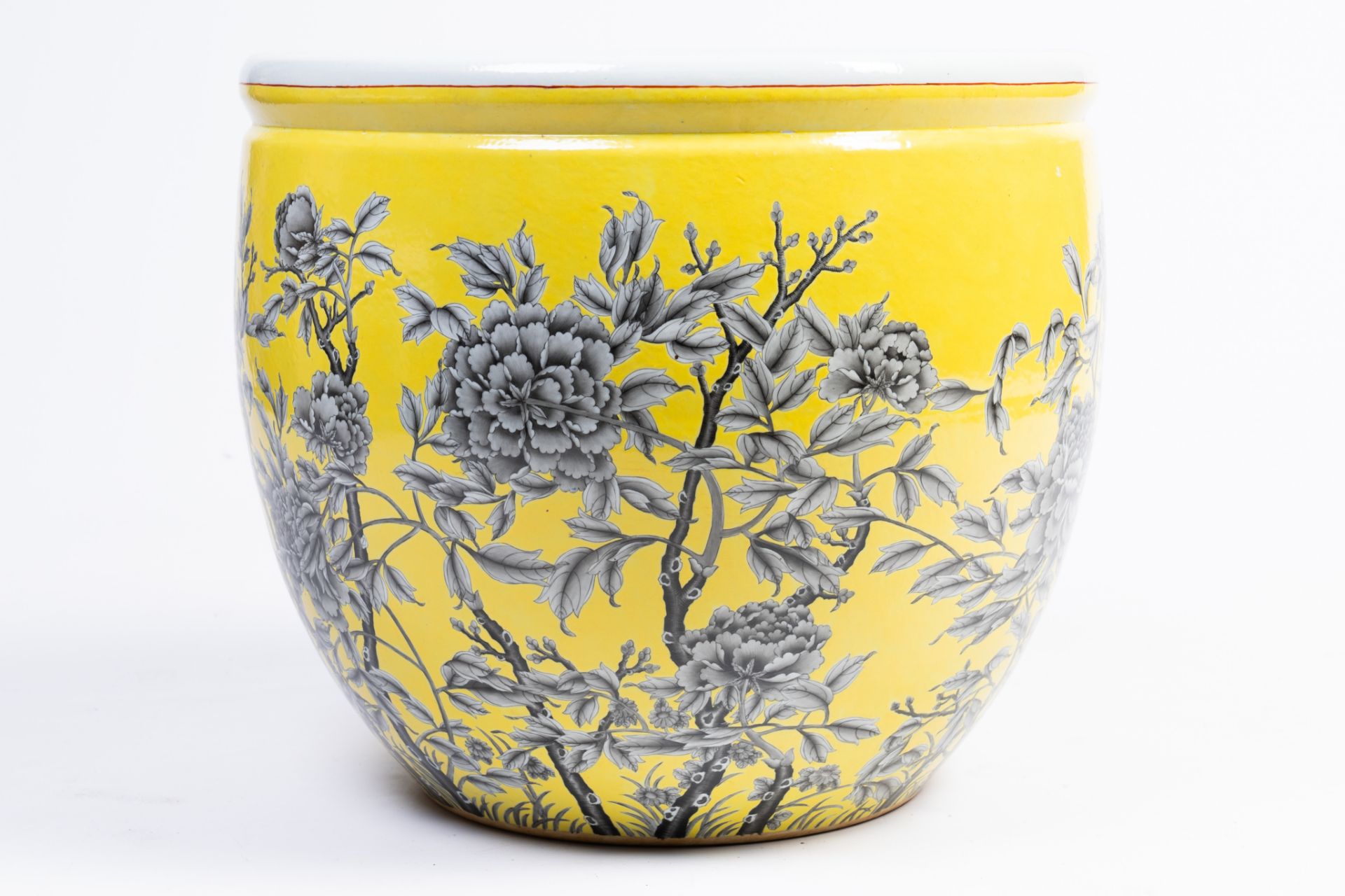 A large Chinese Dayazhai style jardiniere with floral design on a yellow ground, 19th/20th C. - Bild 6 aus 14