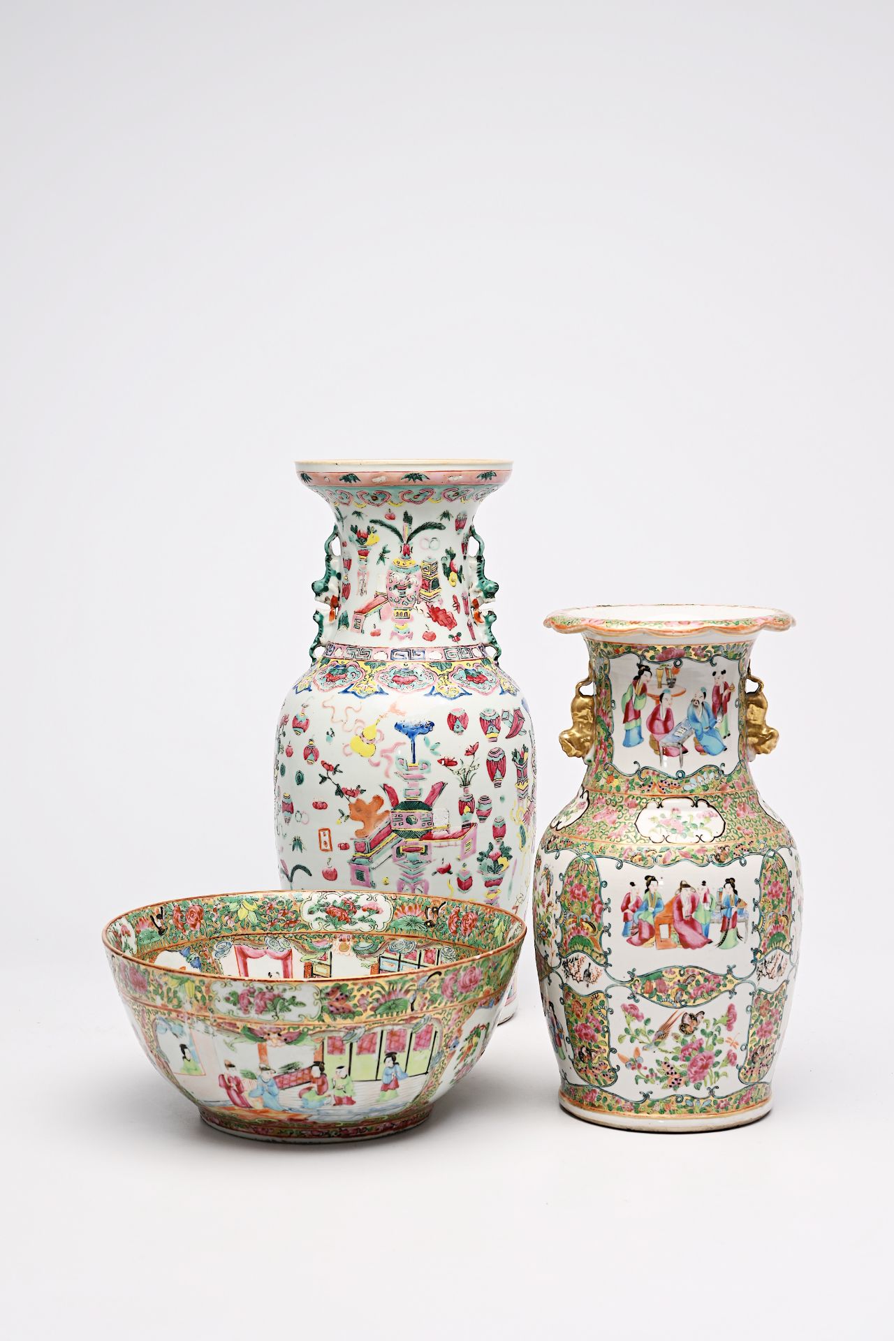 A Chinese famille rose 'antiquities' vase and a Canton famille rose vase and bowl, 19th C. - Image 8 of 8