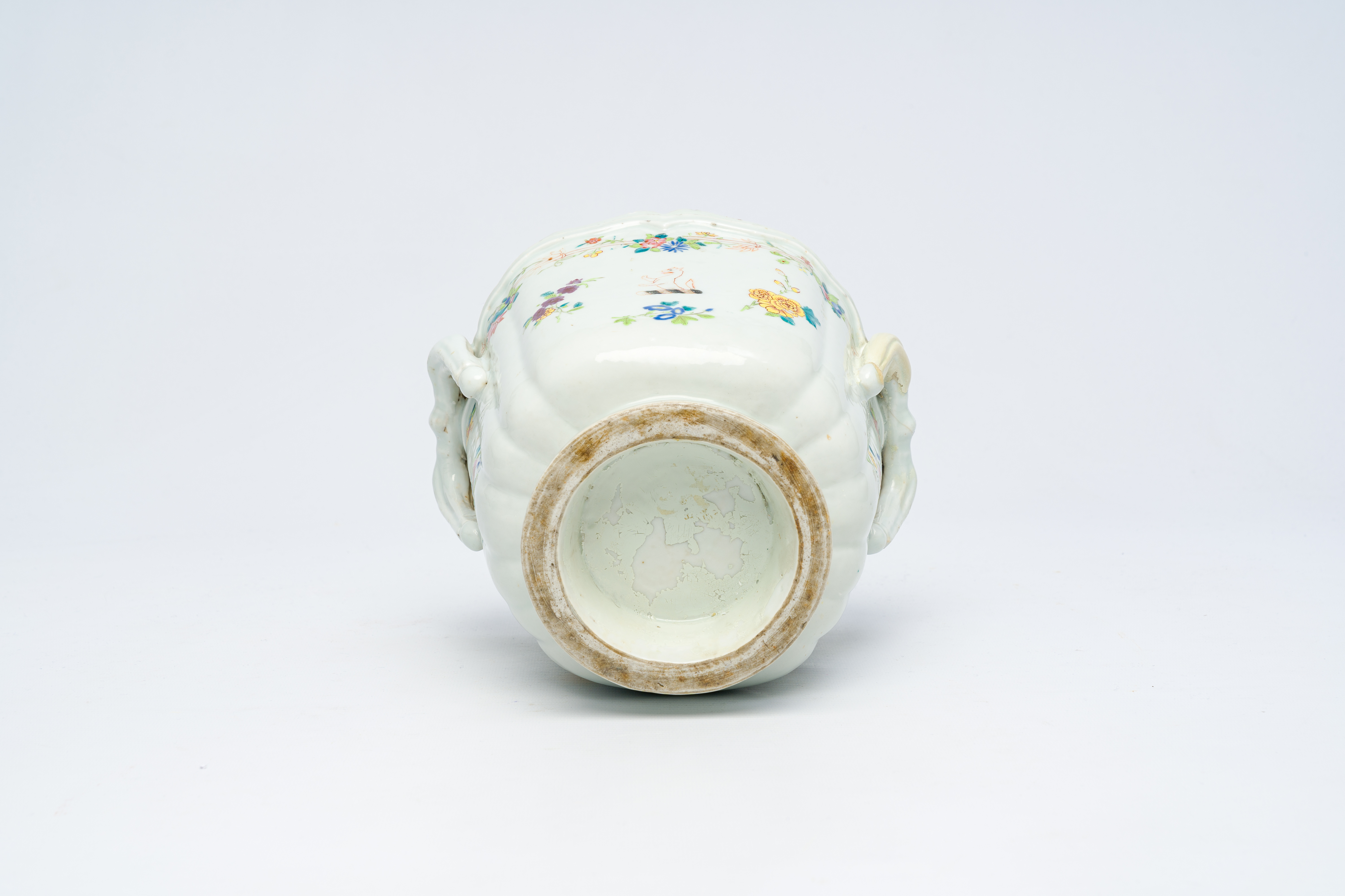 A Chinese famille rose armorial wine cooler for the English market, Qianlong - Image 7 of 7