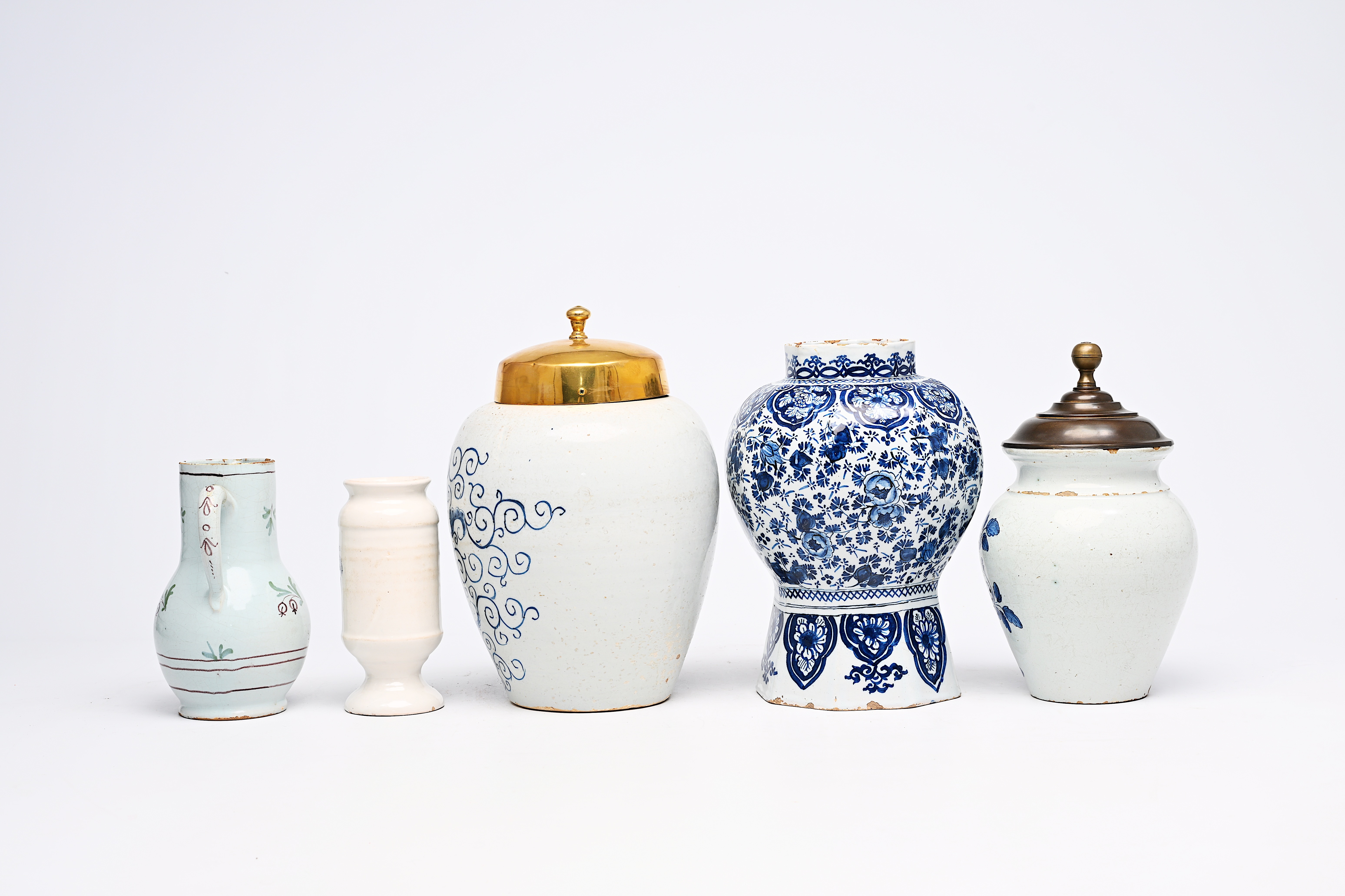 A varied collection of Dutch Delft and French blue and white potter, 18th/19th C. - Image 4 of 8