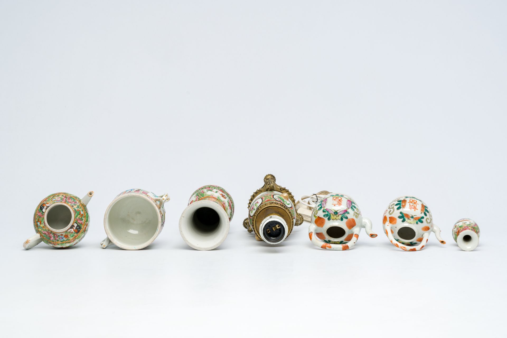 A varied collection of Chinese famille rose and Canton famille rose porcelain with floral design and - Bild 8 aus 11