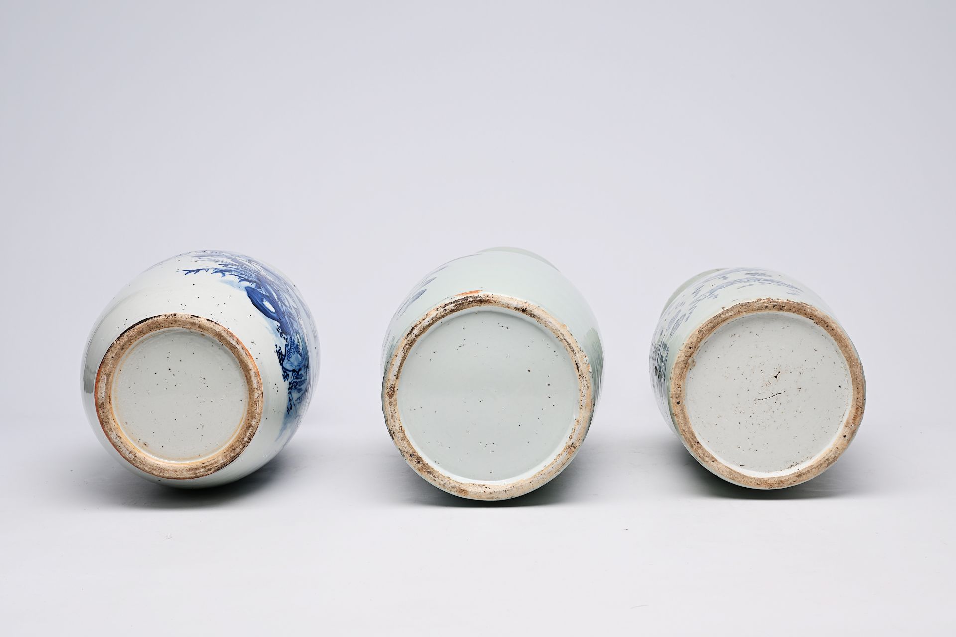 Three various Chinese blue and white celadon ground vases, 19th/20th C. - Bild 12 aus 16