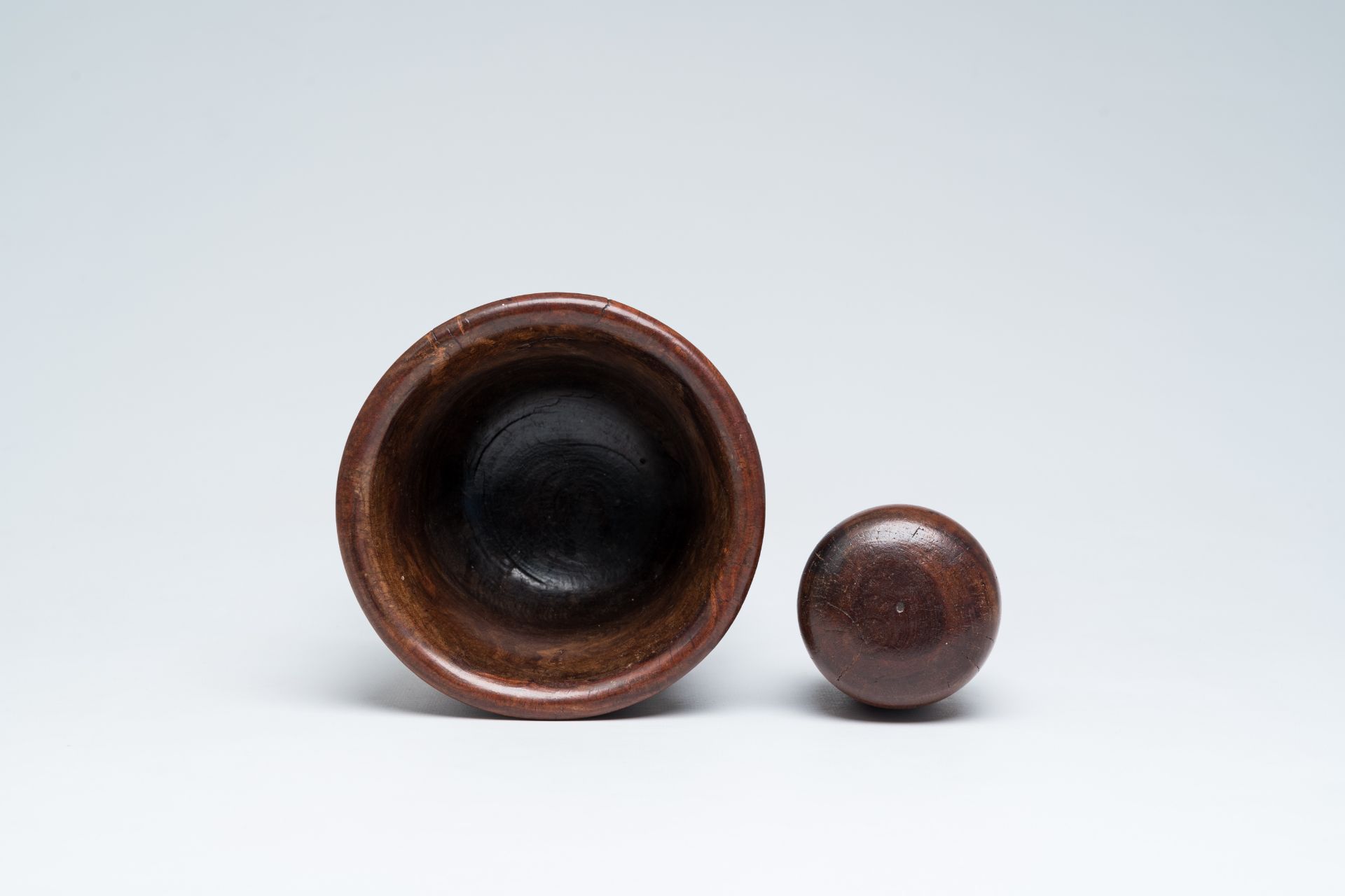 An English turned burl wood 'Queen Anne' mortar and pestle, 18th C. - Image 8 of 11