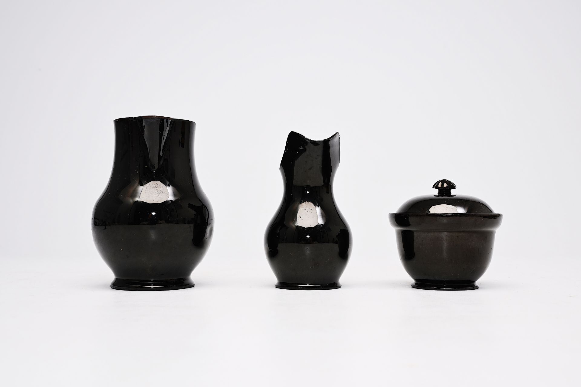 A varied collection black glazed Namur earthenware, 18th/19th C. - Bild 11 aus 13