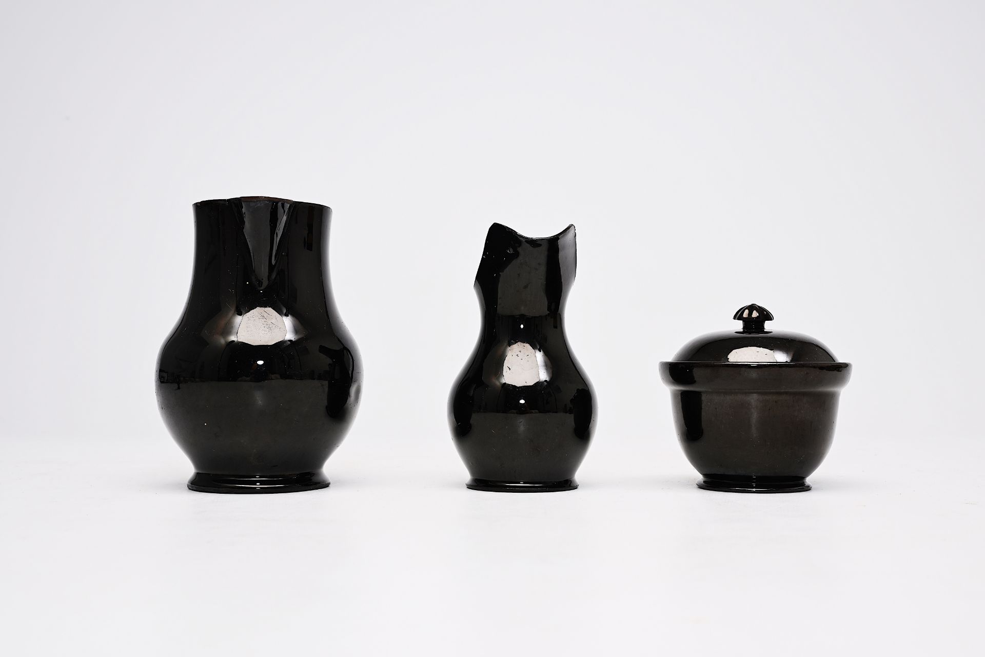 A varied collection black glazed Namur earthenware, 18th/19th C. - Image 11 of 13