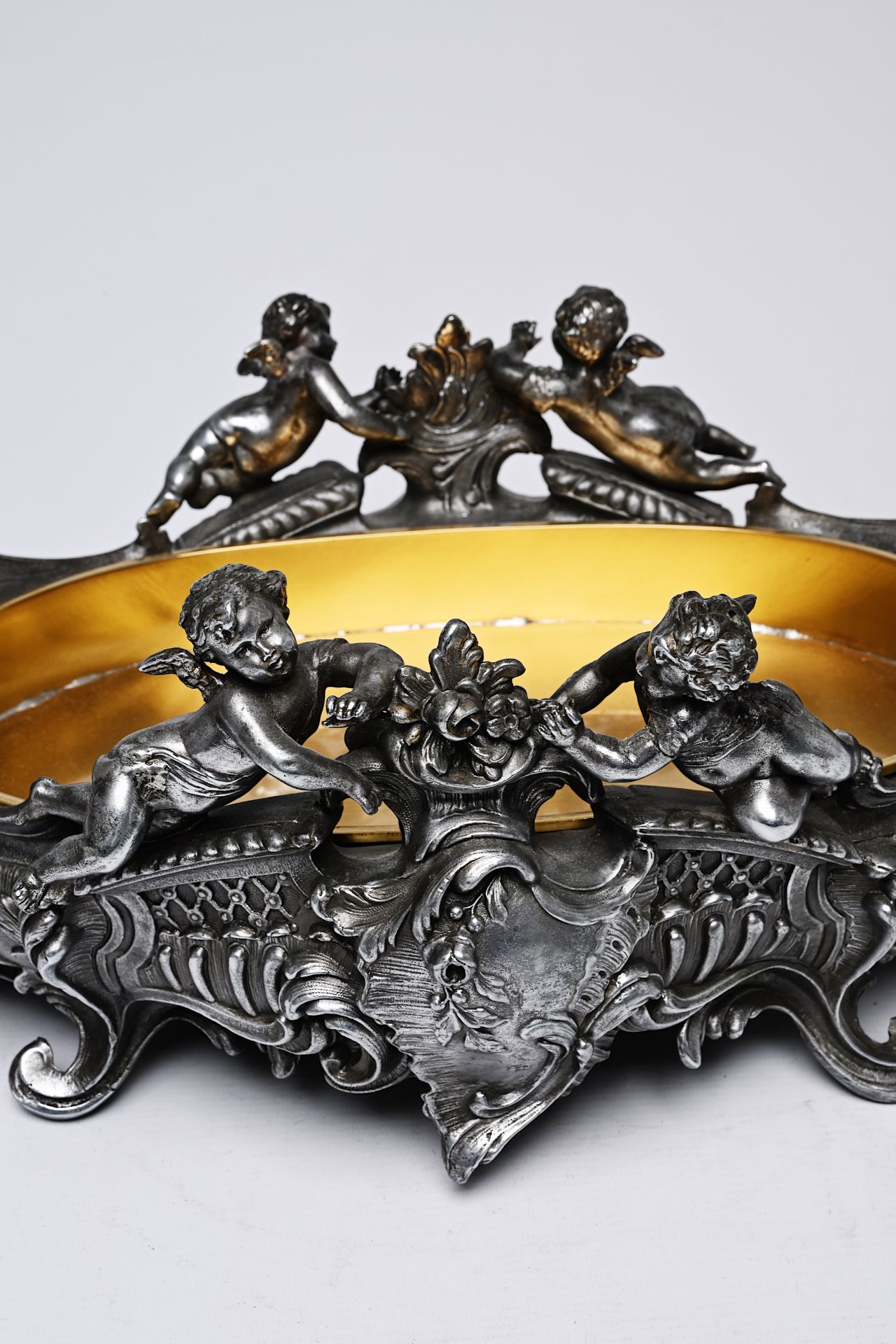 A French silver plated Louis XV style centrepiece with putti and accompanying bowl, 19th/20th C. - Image 9 of 10
